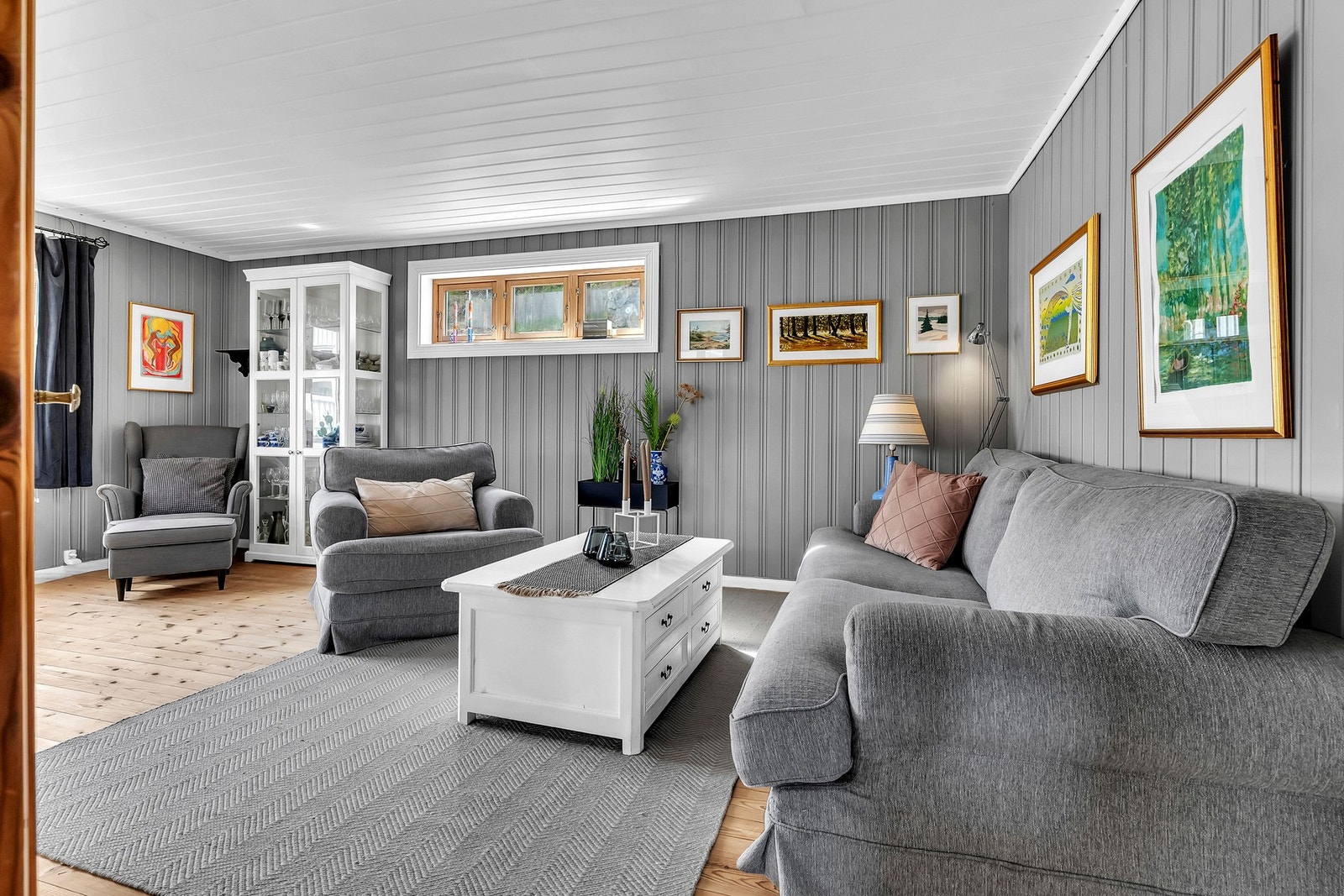 Her har du god plass til en sofagruppe og andre møbler. Galleribilde