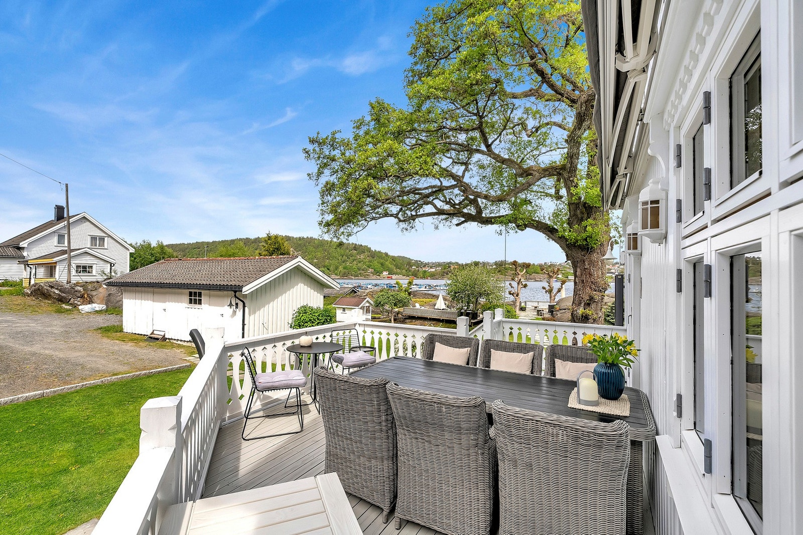 Det er også er stor terrasse ut fra kjøkkenet. Galleribilde