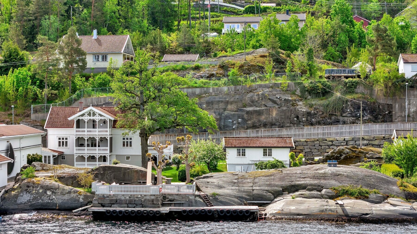 Forestill deg morgenturer langs vannet eller å hoppe i kajakken for en tur på fjorden rett fra din egen brygge. Galleribilde