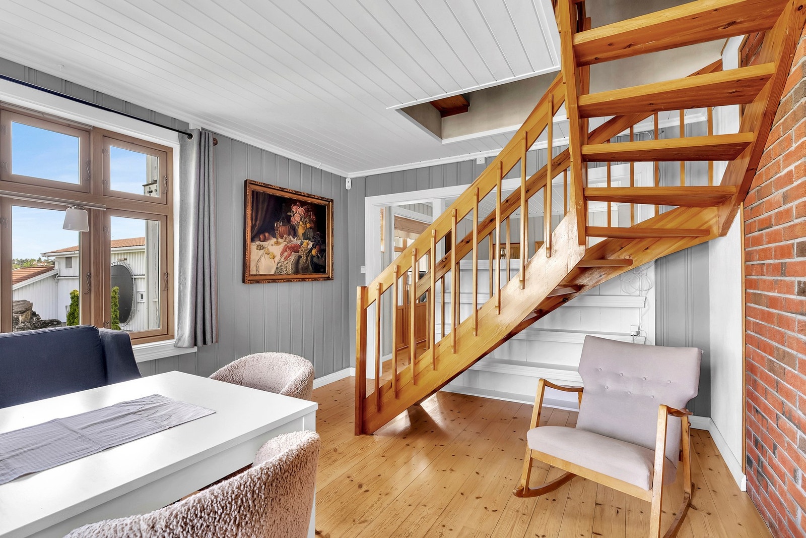 Trappa opp fører deg til 2.etasje igjen, hvor du har to soverom til. Galleribilde