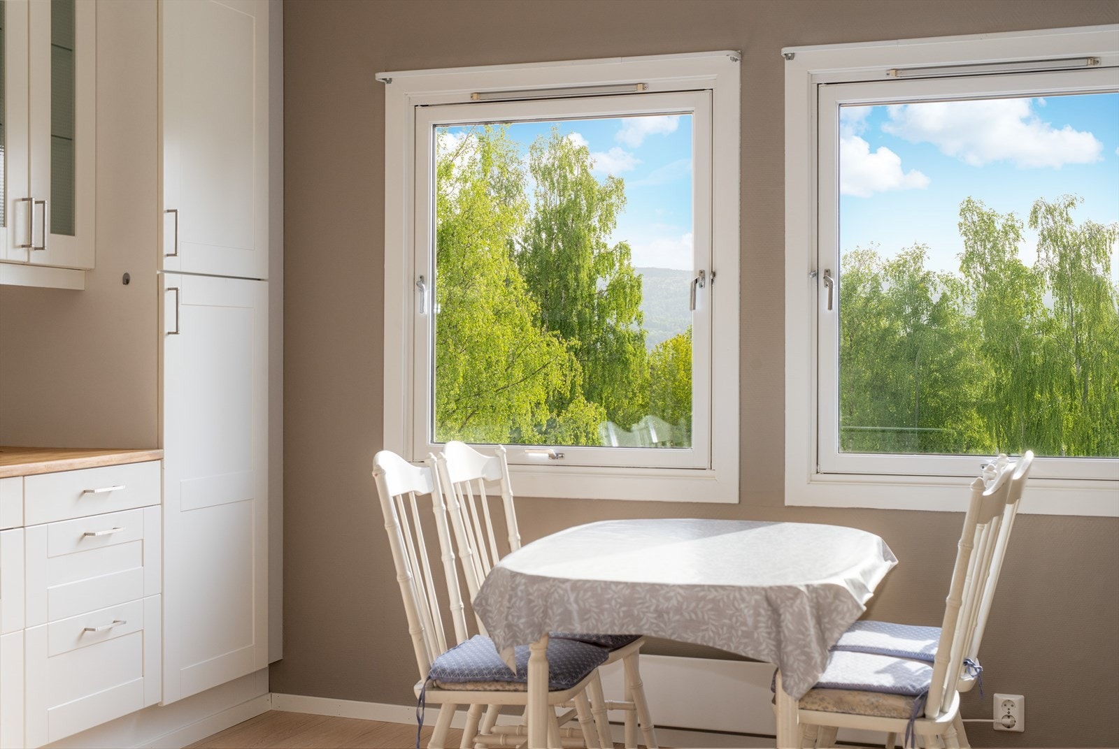Ved vinduene, og den fine utsikten, er det plass til et kjøkkenbord. Galleribilde