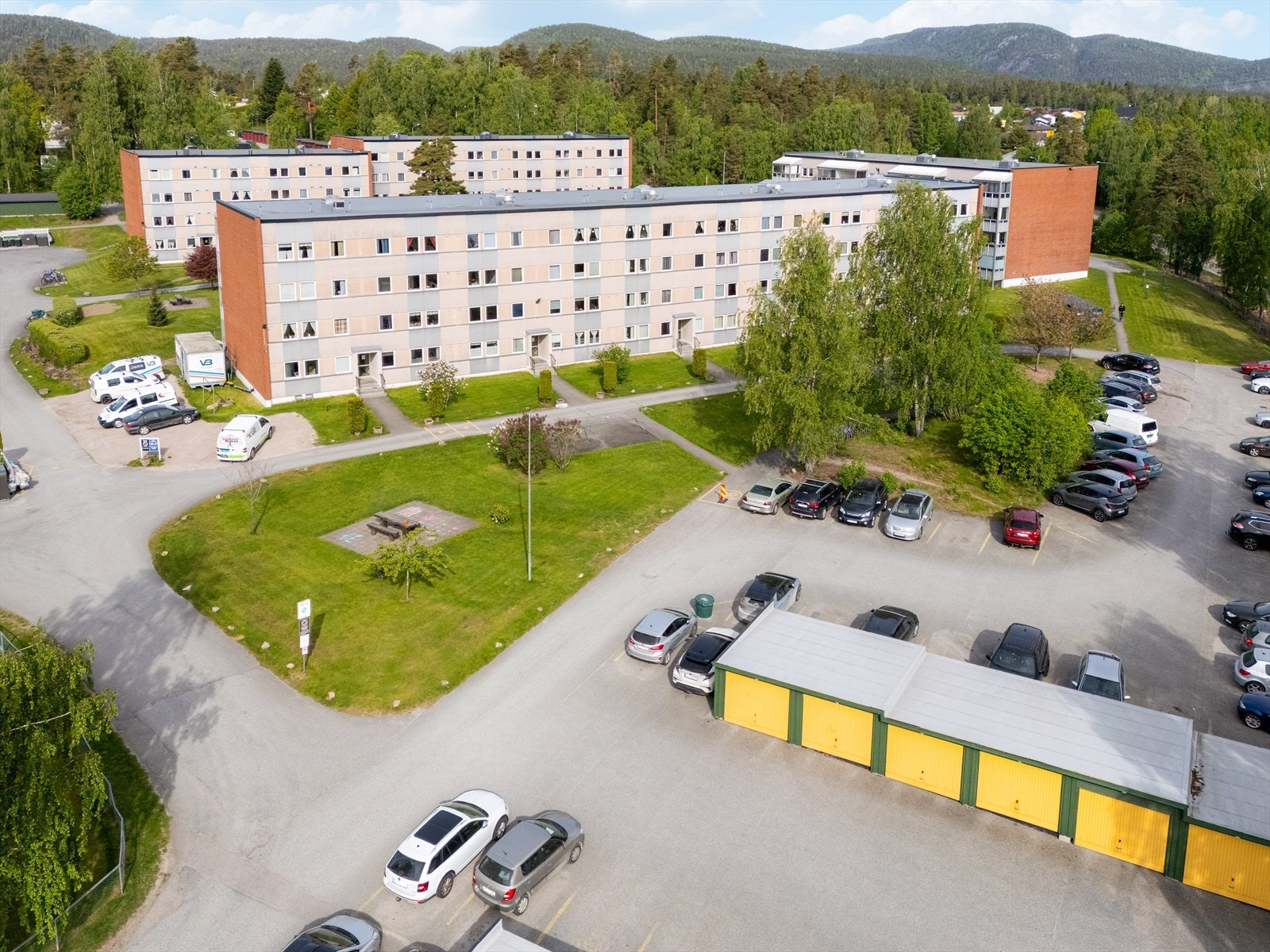 Borettslaget har åtte elbilladere på felles parkering. Galleribilde