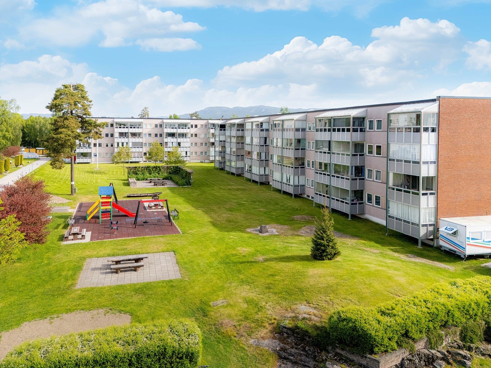 Boligen ligger fint til i 3. etasje tilknyttet Maihaugen II borettslag på Gulset. Galleribilde