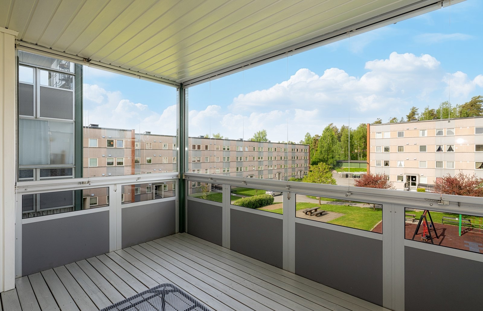 Her har boligen en 10 kvm stor innglasset balkong beliggende høyt og fritt. Fra balkongen er det flott utsyn ut over nærområdet. Galleribilde