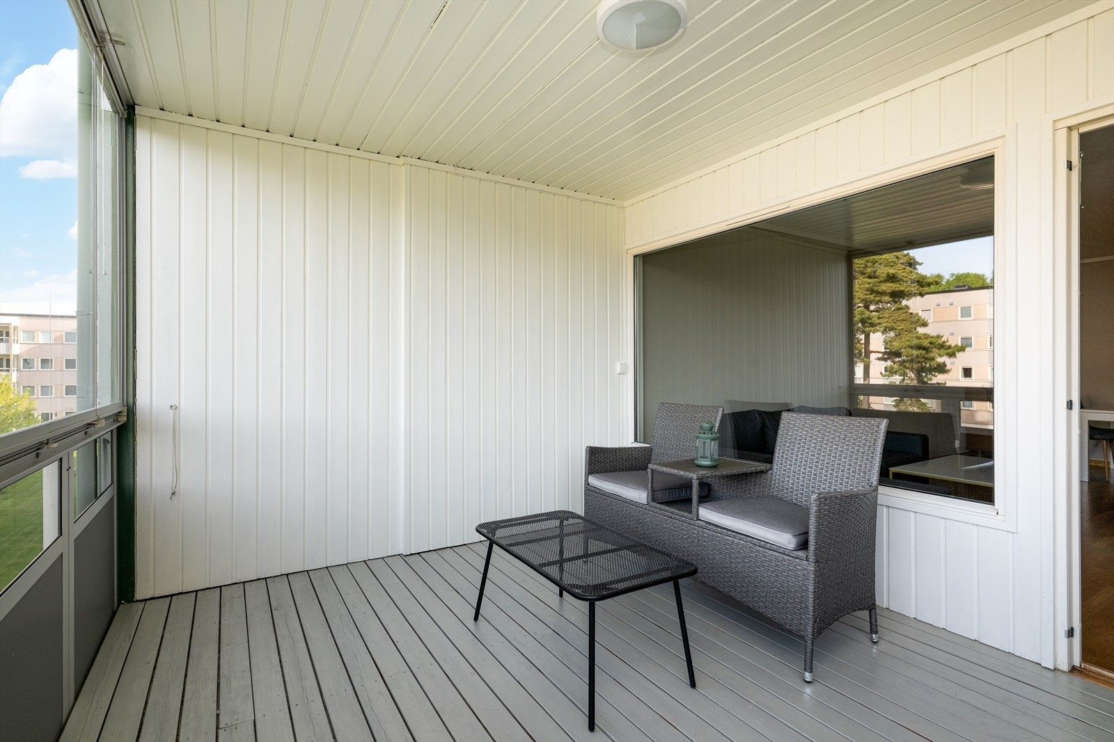 Balkongen har tett levegg mot nabo og pent spaltegulv. Galleribilde