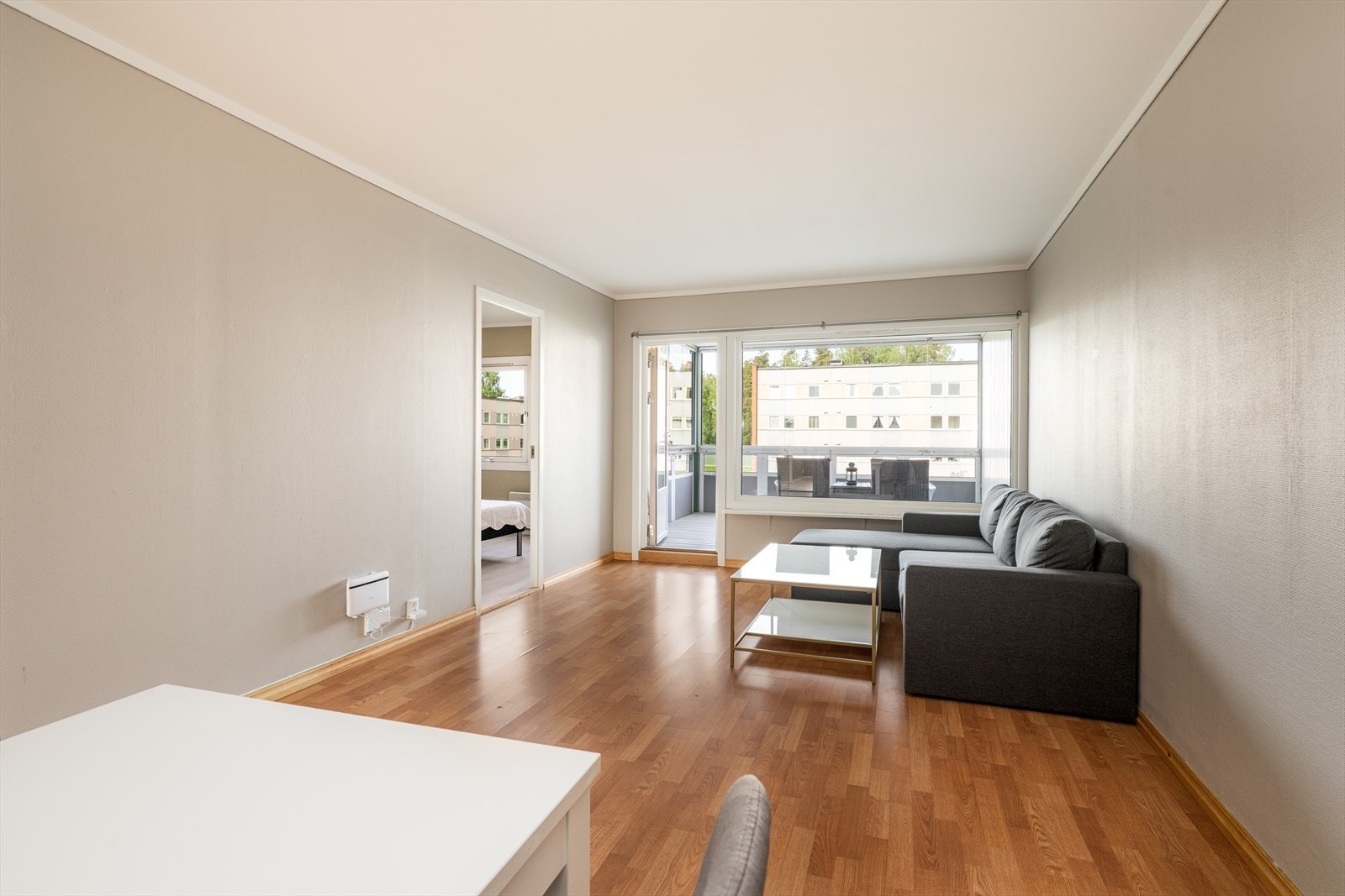 Stuen har pene overflater, og god plass til både sofagruppe og spisestuebord. Galleribilde