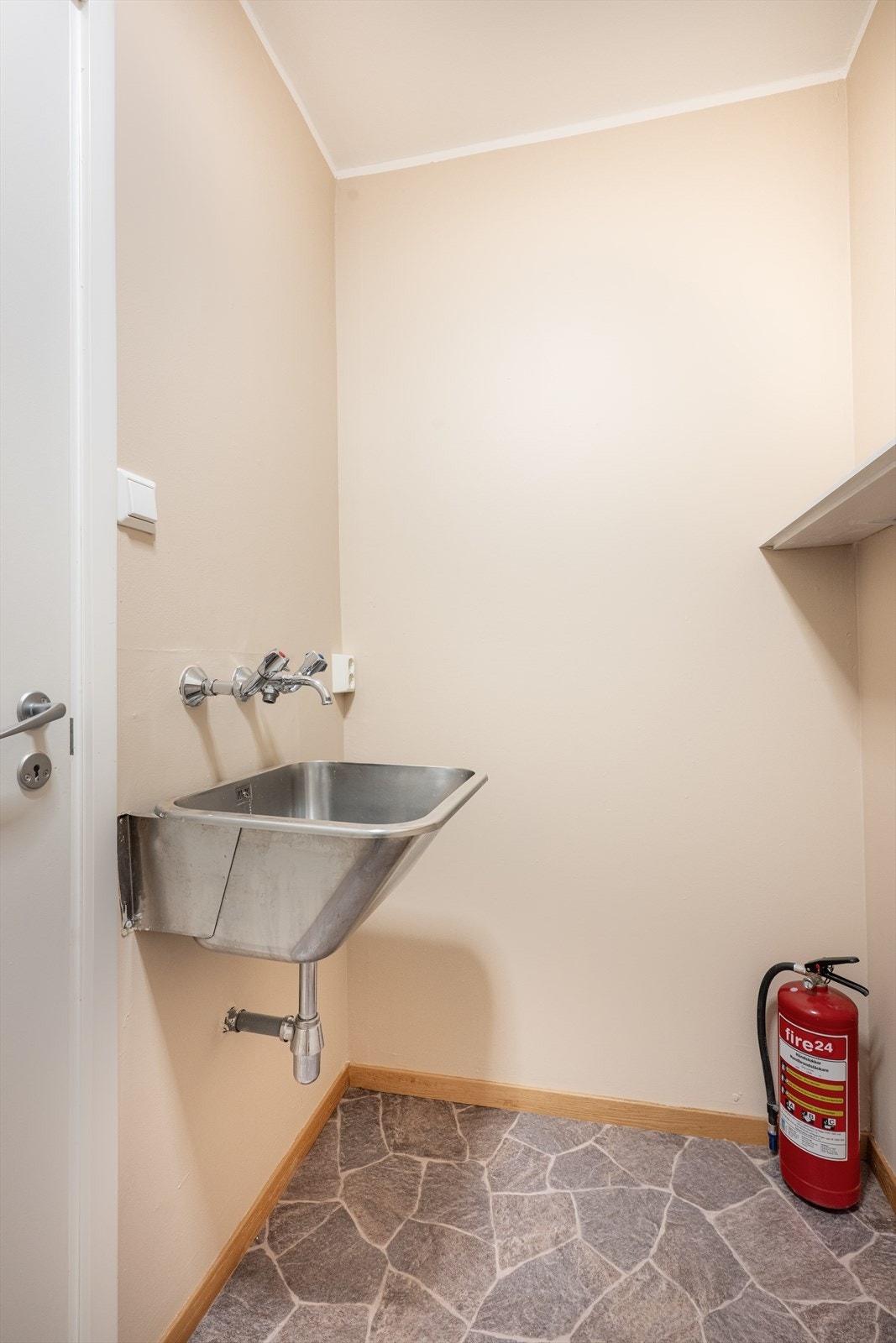 Med inngang fra kjøkkenet har boligen en praktisk, liten bod på 3 kvm. Her er det utslagsvask og fastmonterte hyller. Galleribilde