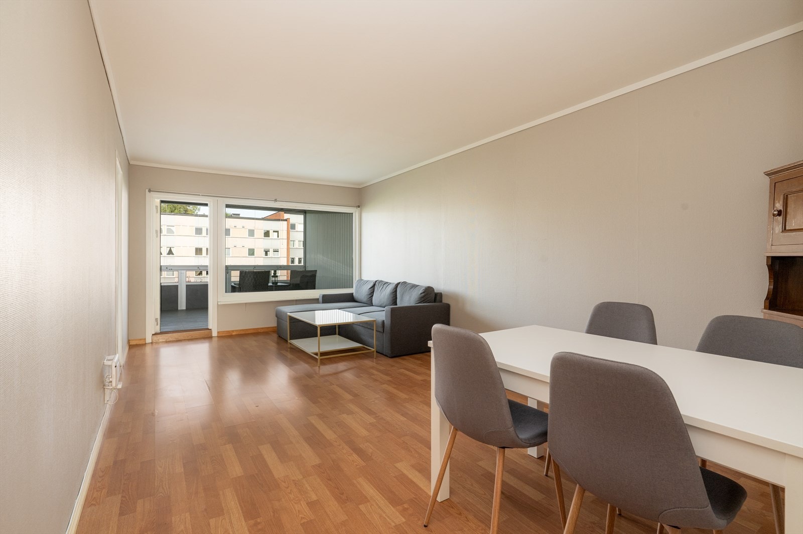 Boligen fremstår som en pen 3-roms leilighet fra 1973 med god planløsning. Det er laminat på og malt strie/ malt panel på vegger i store deler av boligen. Galleribilde