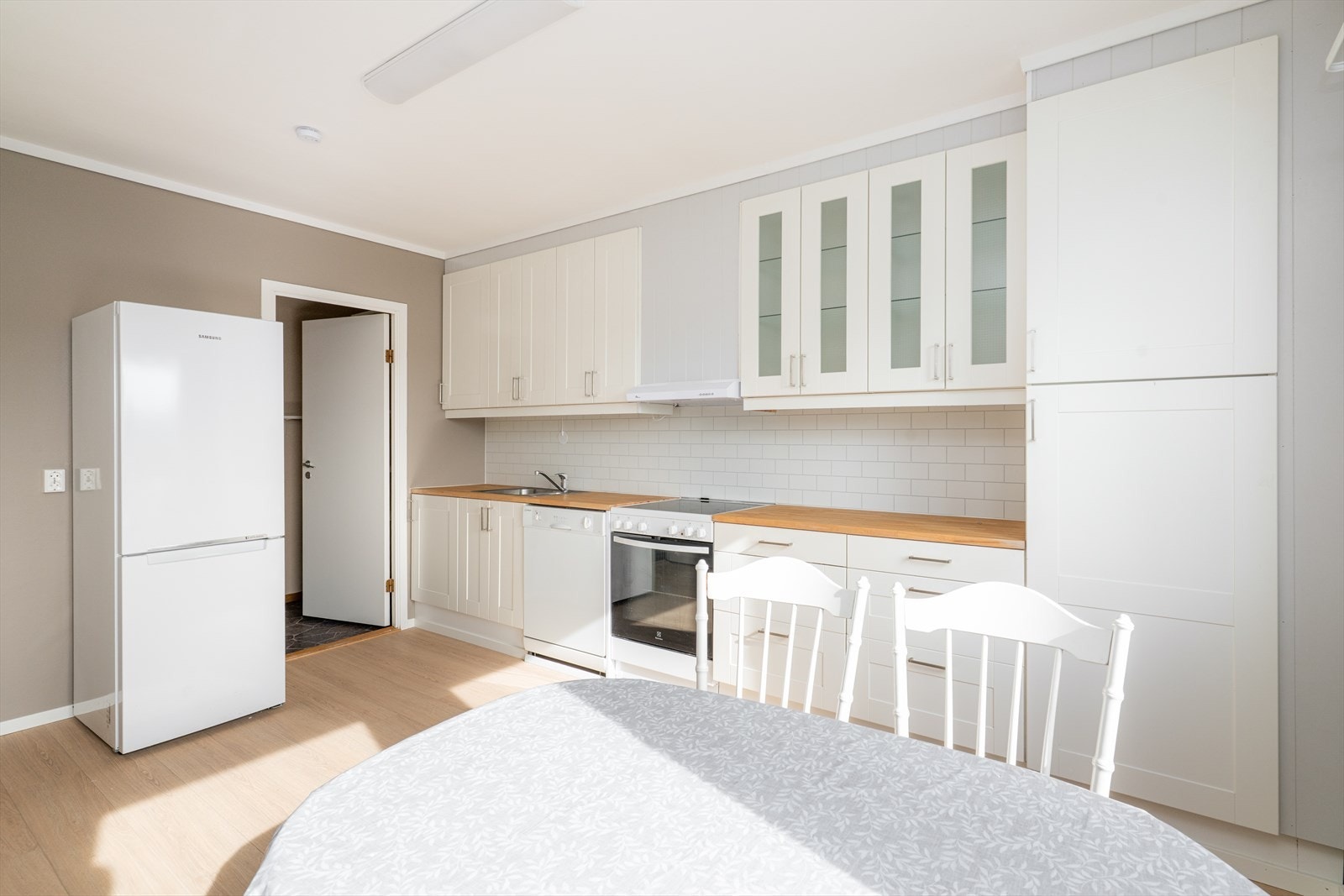 Innredningen har kjøkkenventilator med avtrekk ut og avsatt plass til hvitevarer. Komfyr, oppvaskmaskin og kjøleskap følger boligen ved salg. Galleribilde