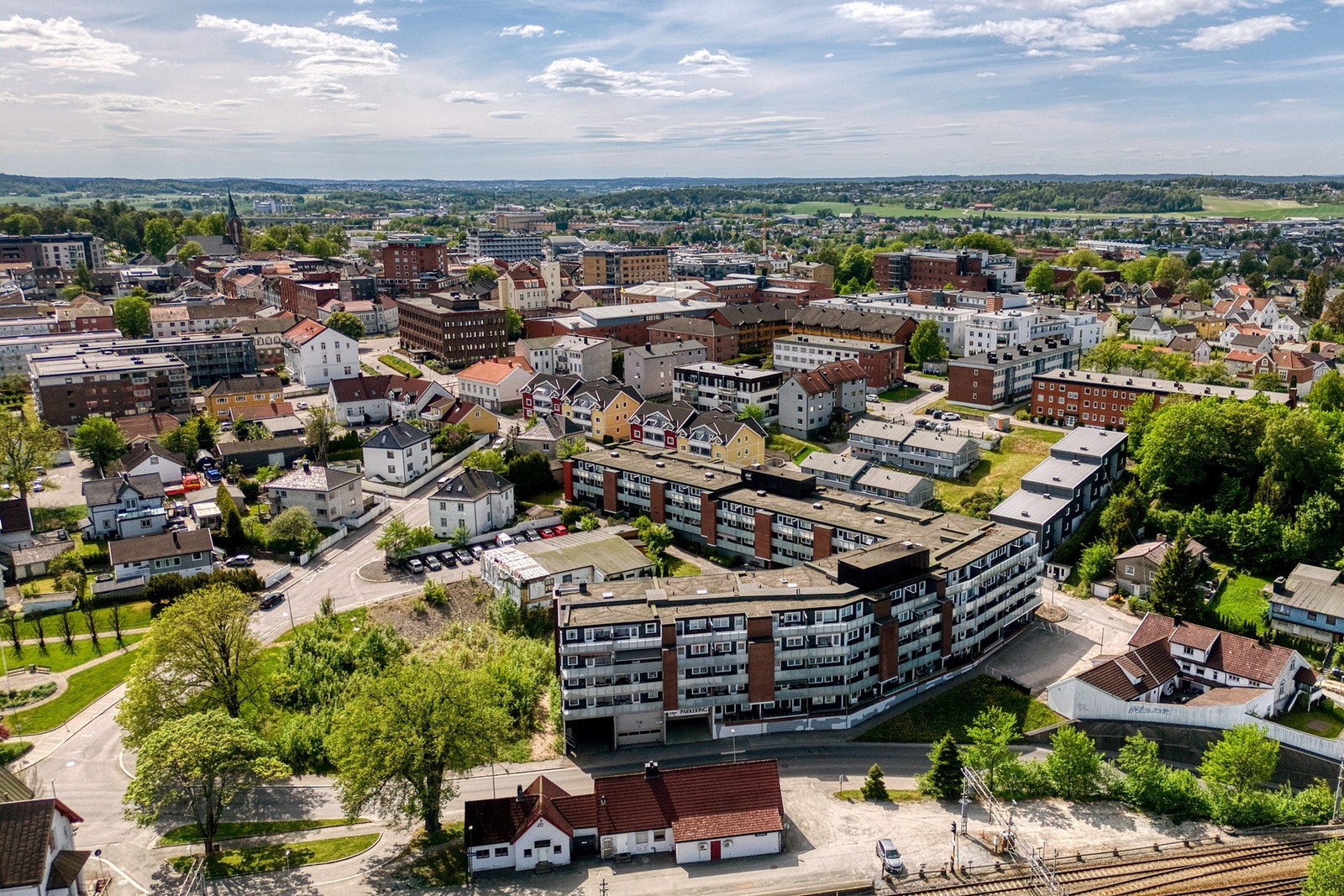 Sentral beliggenhet midt mellom sentrumskjernen og jernbanestasjonen. Galleribilde