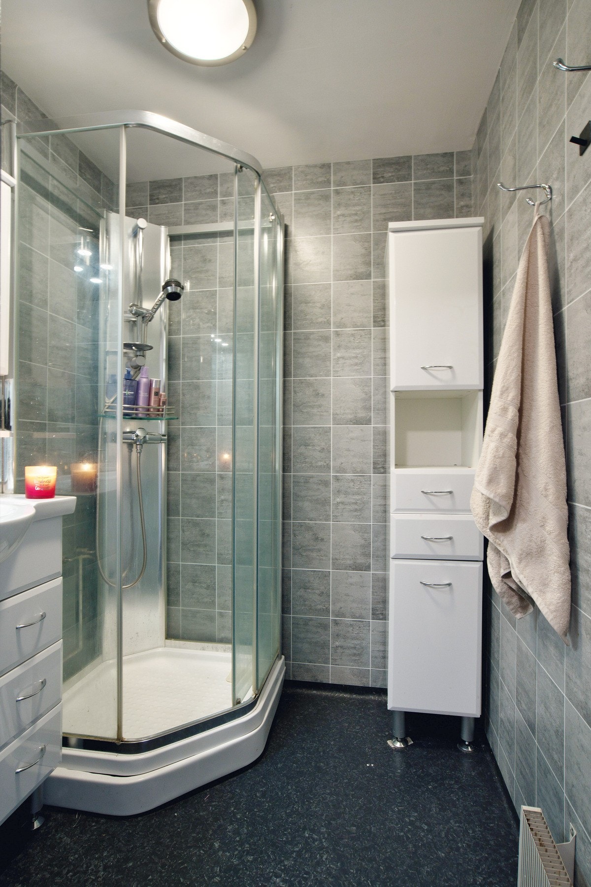 Badet har panelovn som varmekilde. Galleribilde