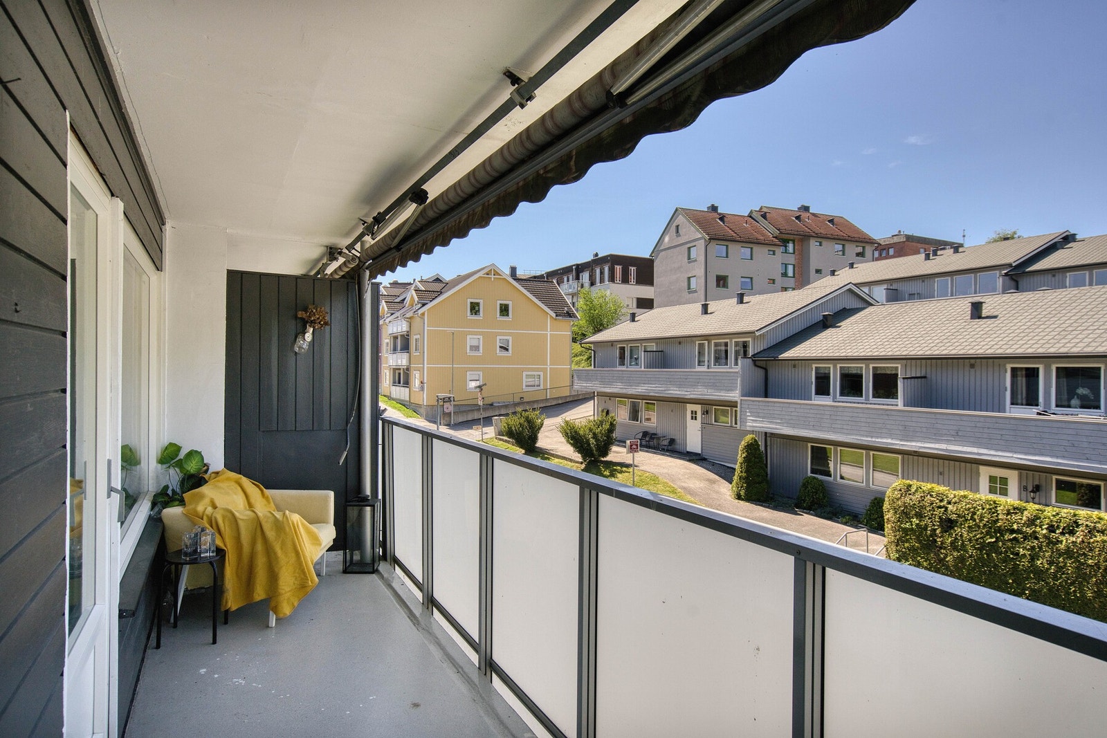 Det er to balkonger. Den ene med utgang fra stuen, og den andre med utgang fra det ene soverommet. Galleribilde