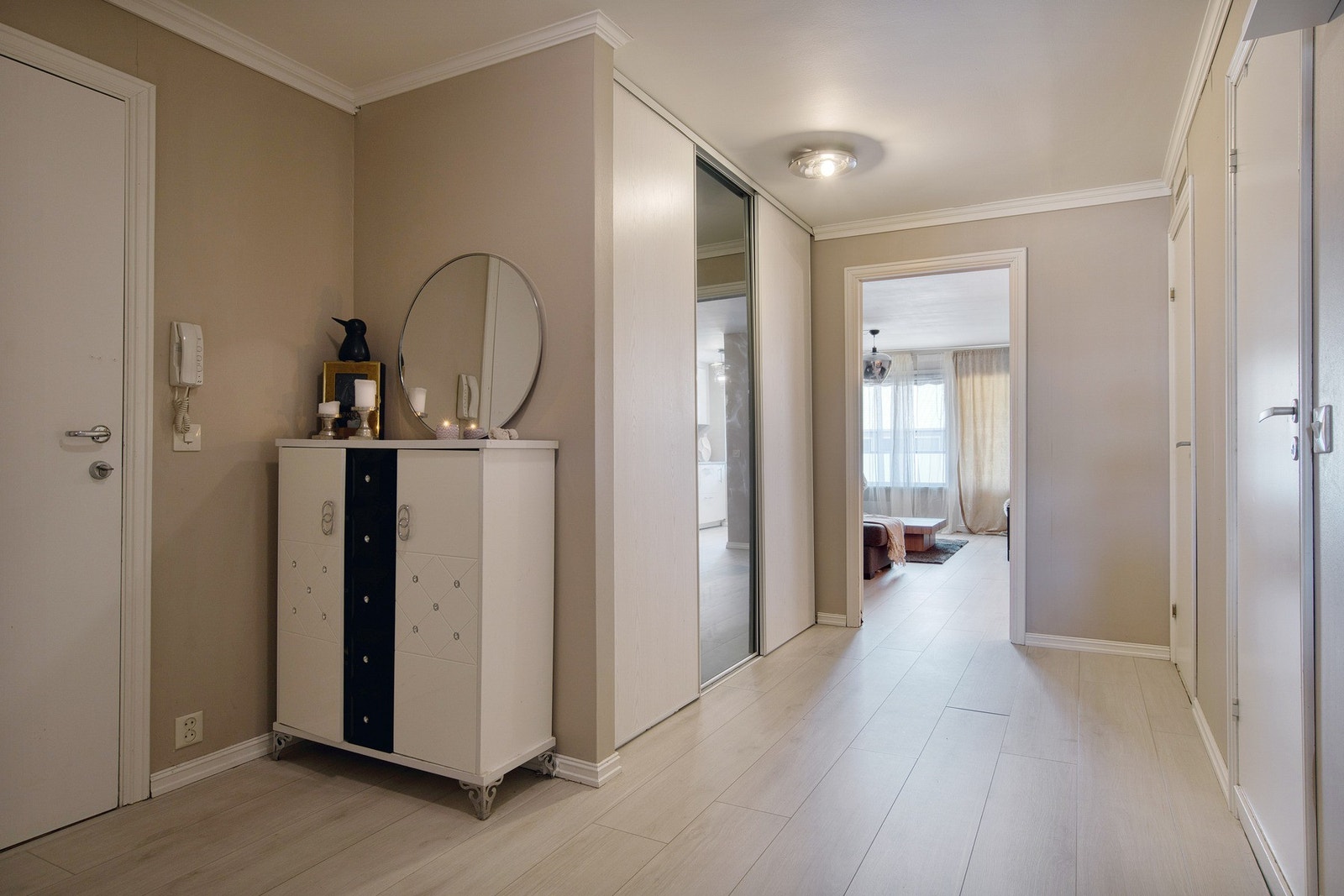 Koselig entré med skyvedørsgarderobe m/speil for praktisk oppbevaring av yttertøyet. Galleribilde