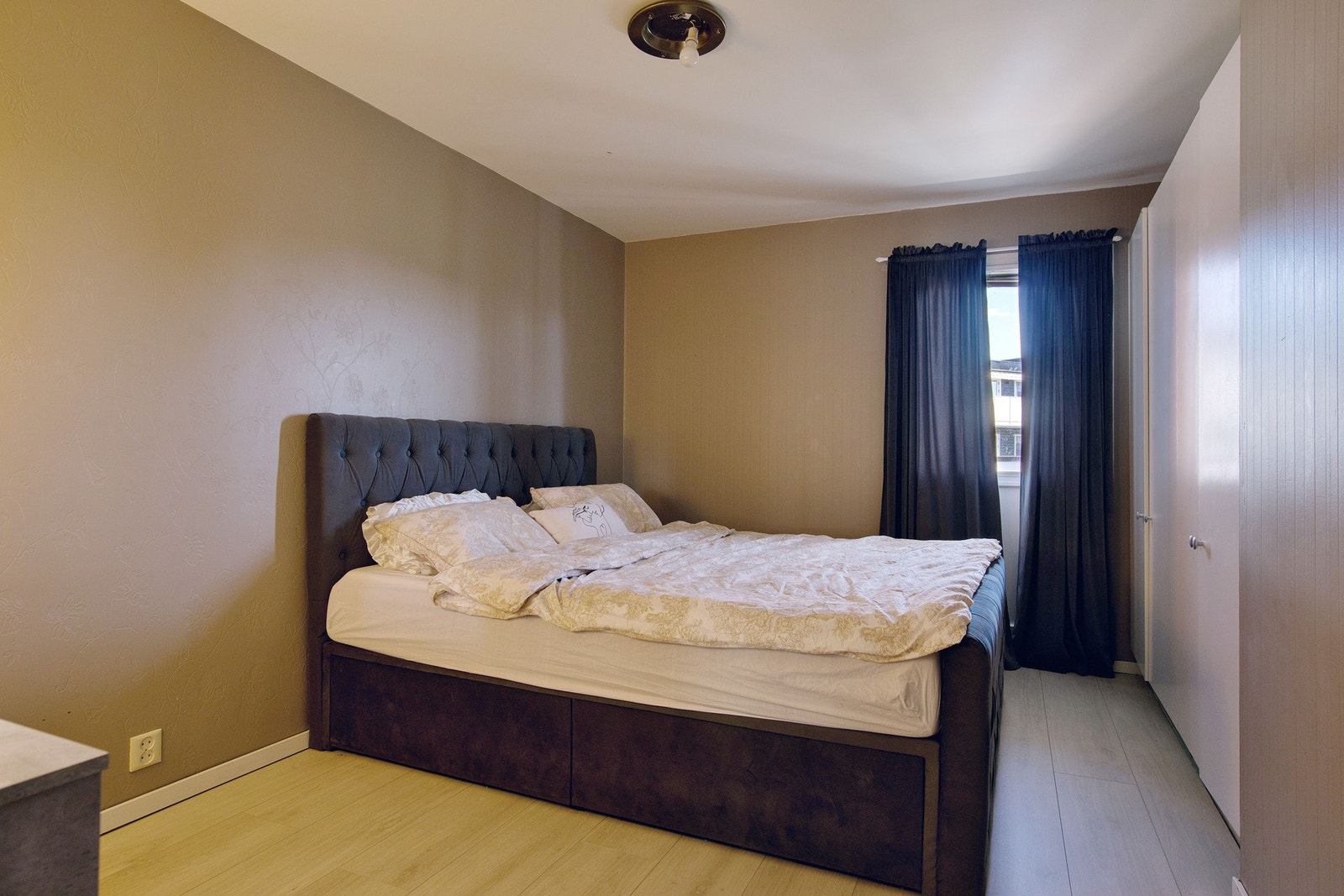 Leiligheten har to romslige soverom med gode innredningsmuligheter. Galleribilde