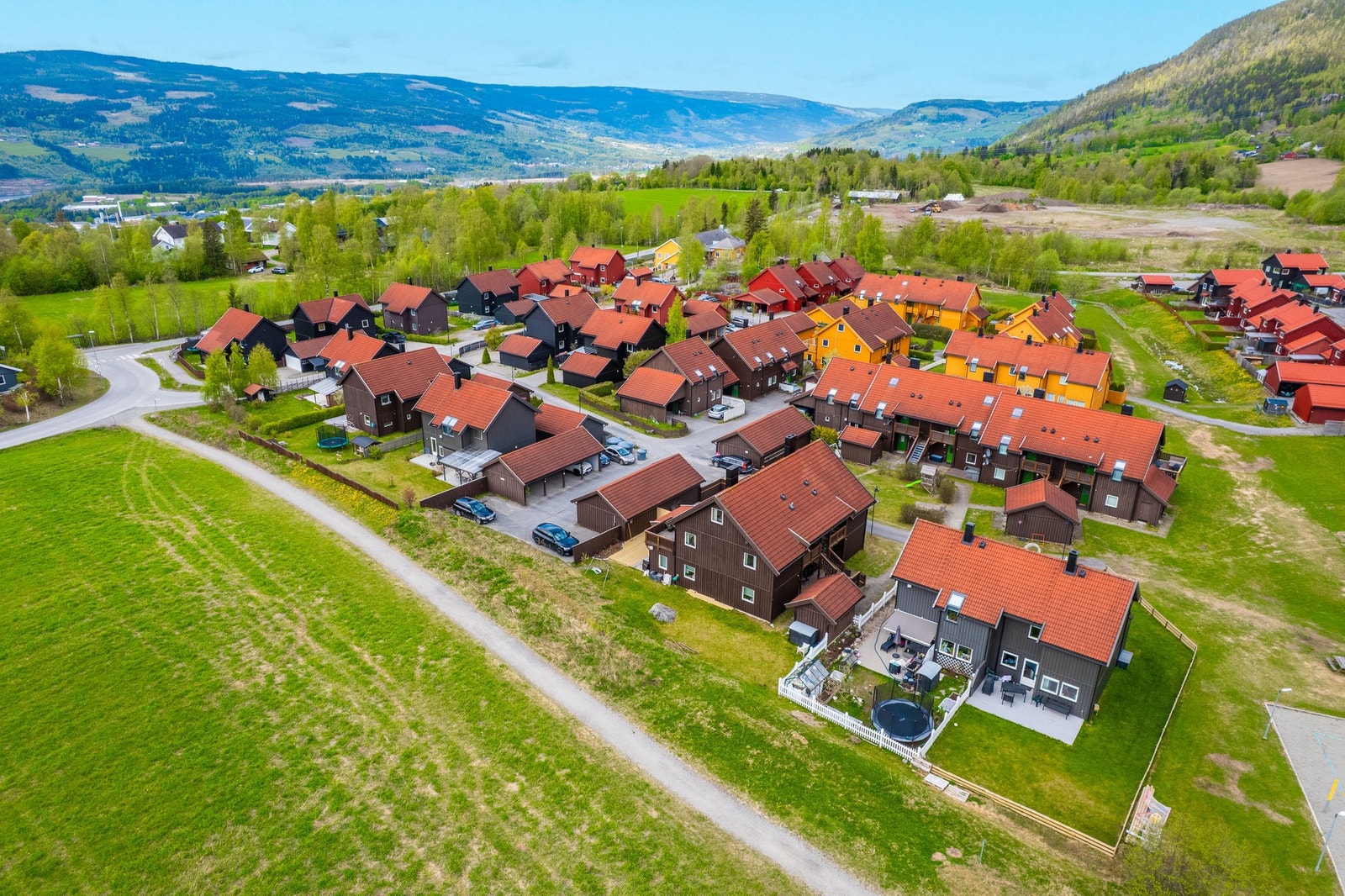 Det er skiløyper like i nærheten, fotballbane kun ett steinkast unna, samt et felles og hyggelig grillområde. Galleribilde