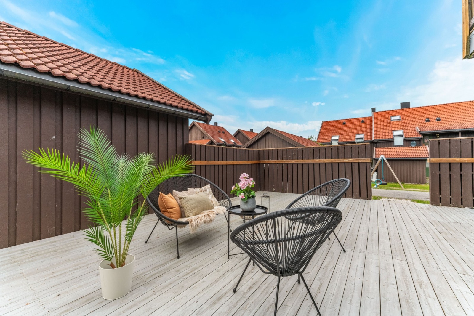 Fra stuen er det utgang til romslig solrik terrasseplatting Galleribilde