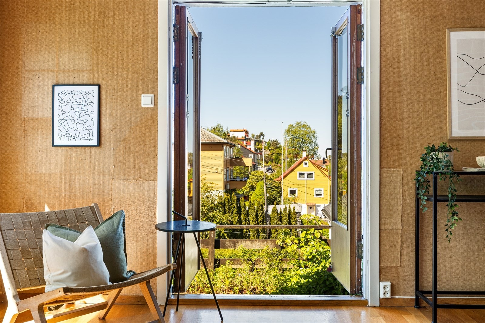 Fra stuen er det utgang til hagen. Galleribilde