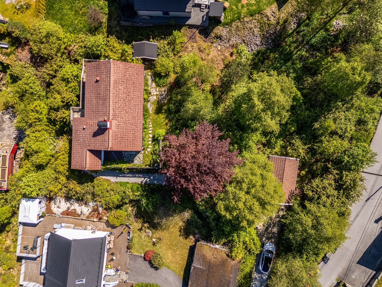 Nærmeste busstopp, Tømmervågen, er knappe 4 minutters gange fra boligen - som gjør det enkelt å komme seg rundt til skoler, kjøpesenter og store deler av Bergen. Galleribilde