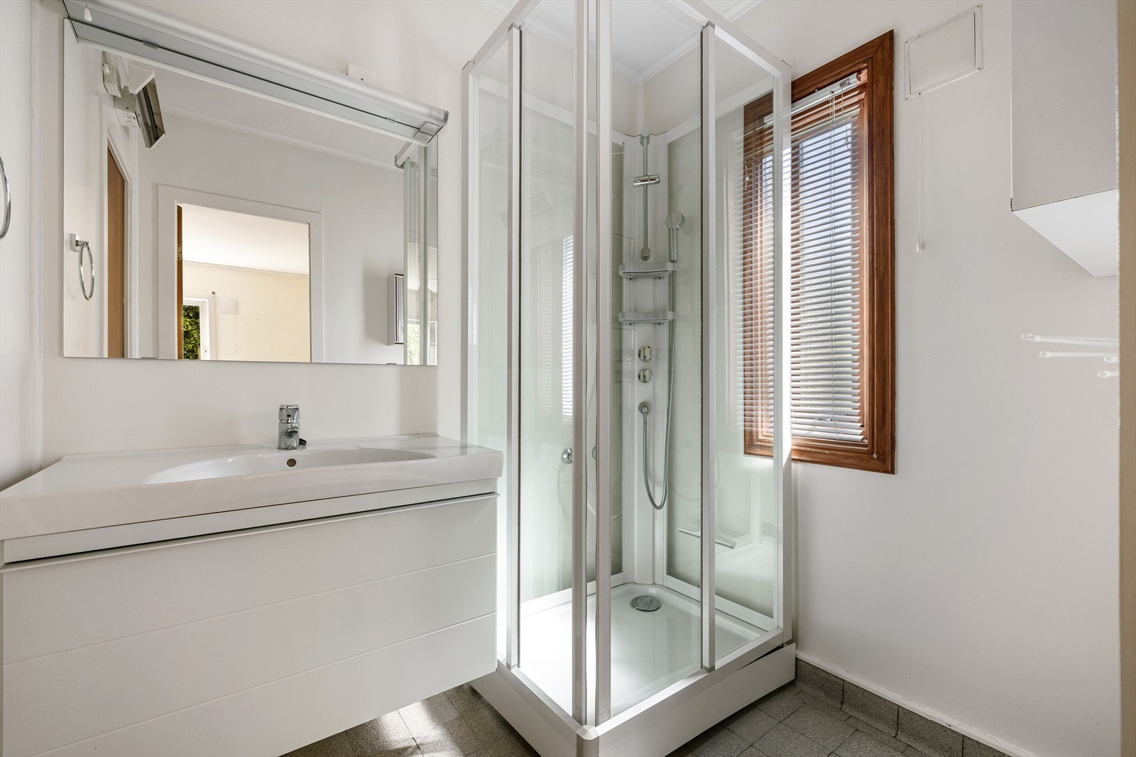 Eldre/opprinnelig bad som må oppgraderes for å tåle normal bruk etter dagens krav. Galleribilde