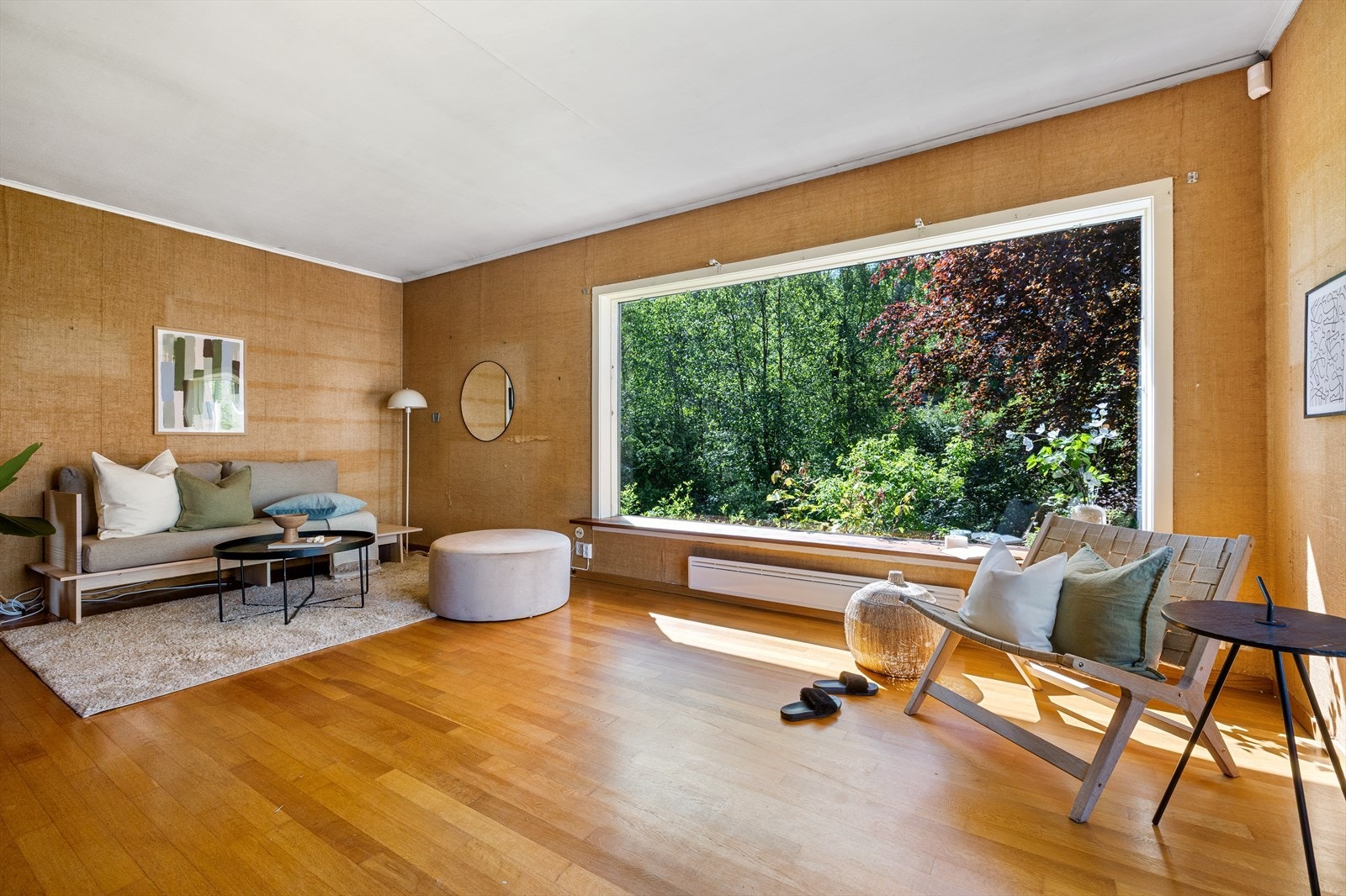 Stor og romslig stue på ca. 31,4 m² med plass til sofa-og spisegruppe. Galleribilde