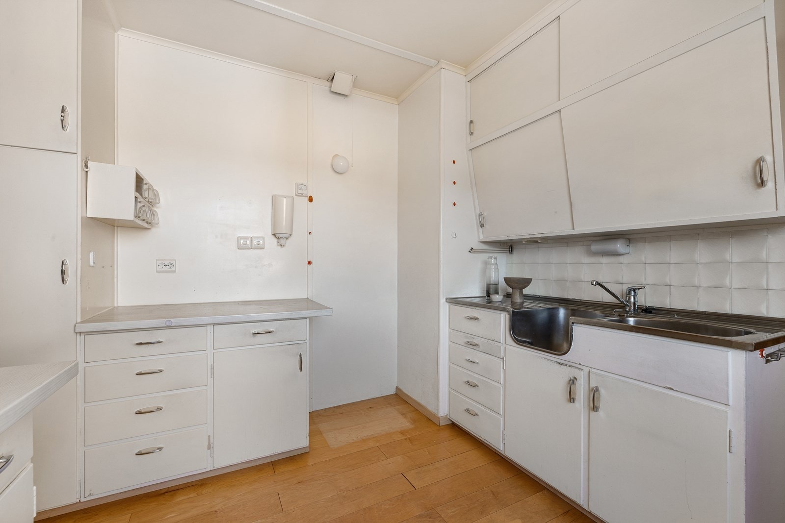 Kjøkkenet er adskilt fra stuen og har ellers behov for oppgradering. Galleribilde