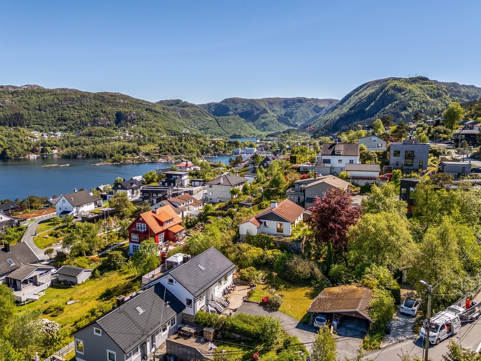 Beliggenhet på en liten høyde med flott utsikt. Galleribilde
