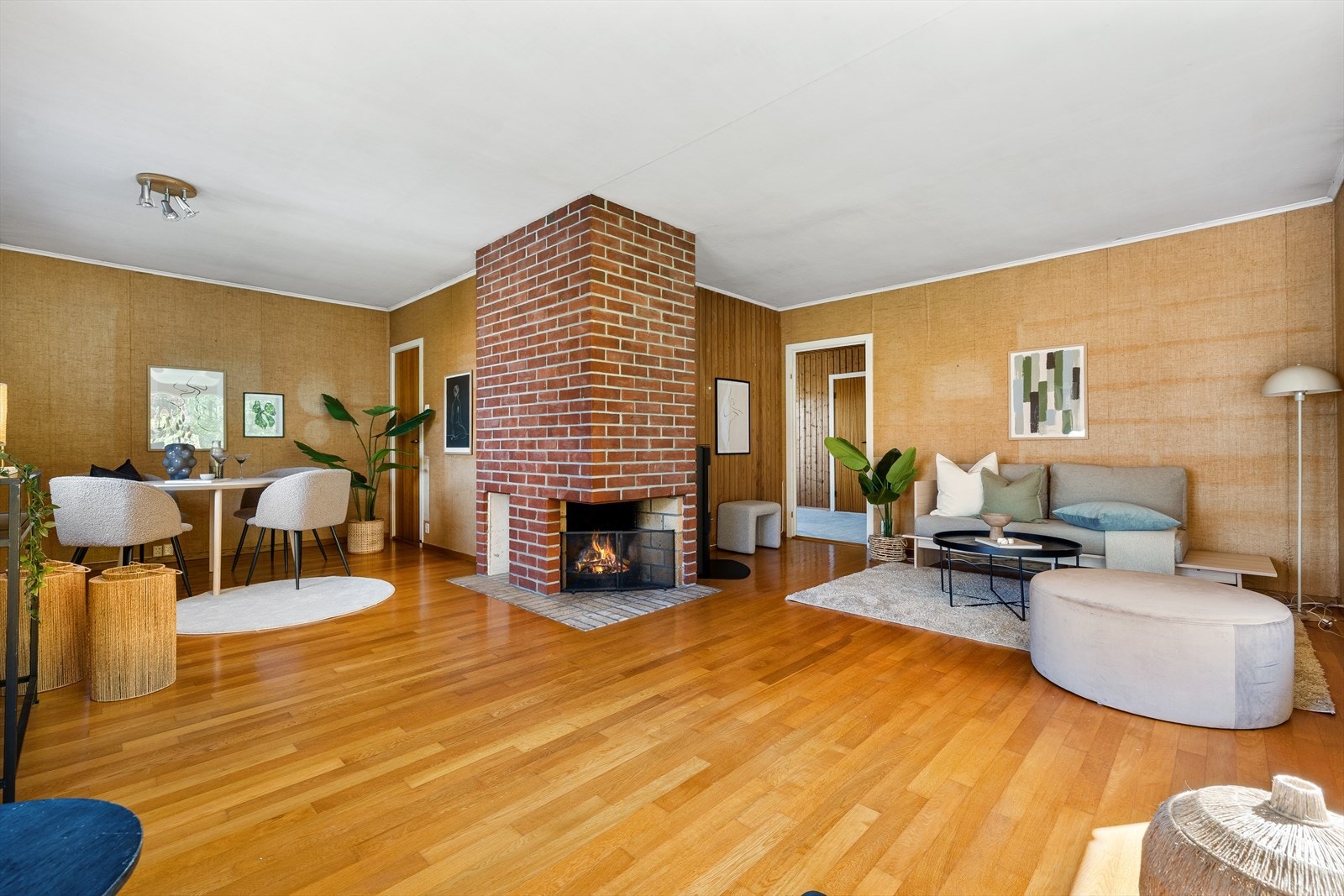 Her er det både vedovn og åpen peis i stuen. Galleribilde