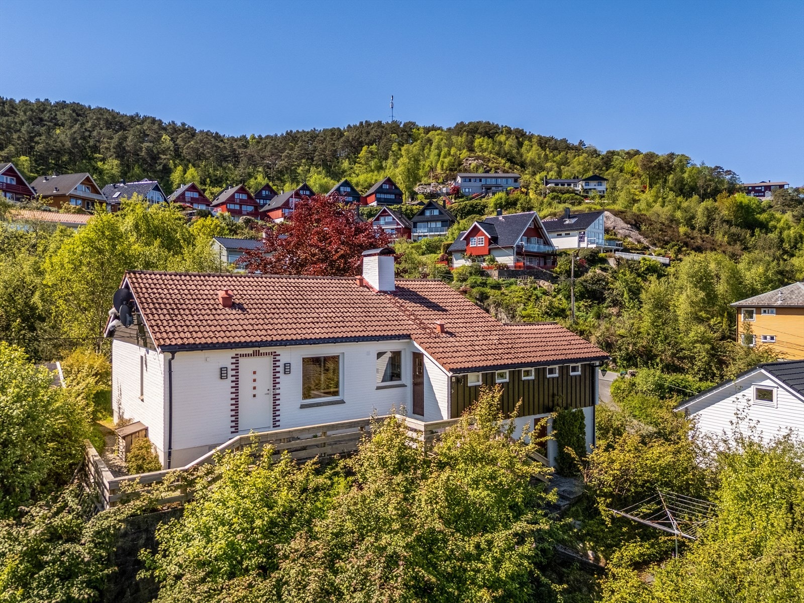 Eidsvåg er et utmerket sted for deg som er glad i en sentral, men tilbaketrukket beliggenhet - nærhet til både Bergen sentrum og Åsane. Galleribilde