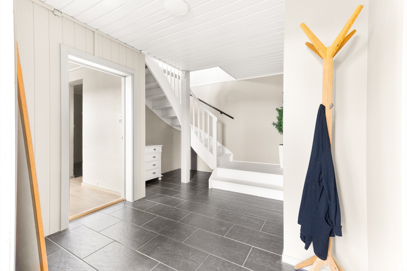 Innbydende og stor hall ønsker deg velkommen inn i boligen Galleribilde