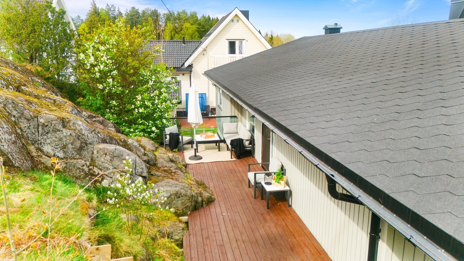 Hyggelig uteplass på baksiden av huset Galleribilde