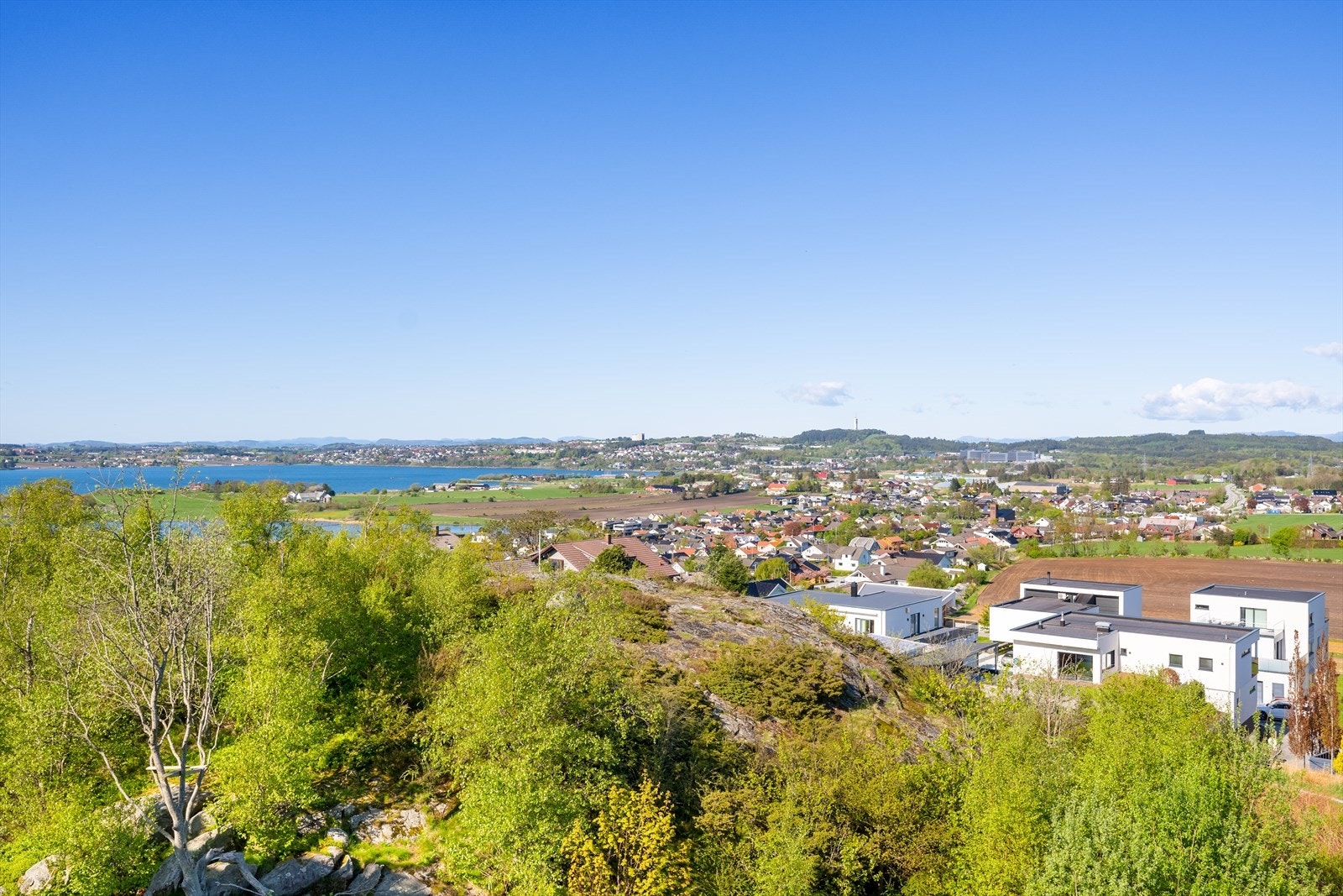 Fra terrassen har man nydelig utsikt ned til sverd i fjell Galleribilde