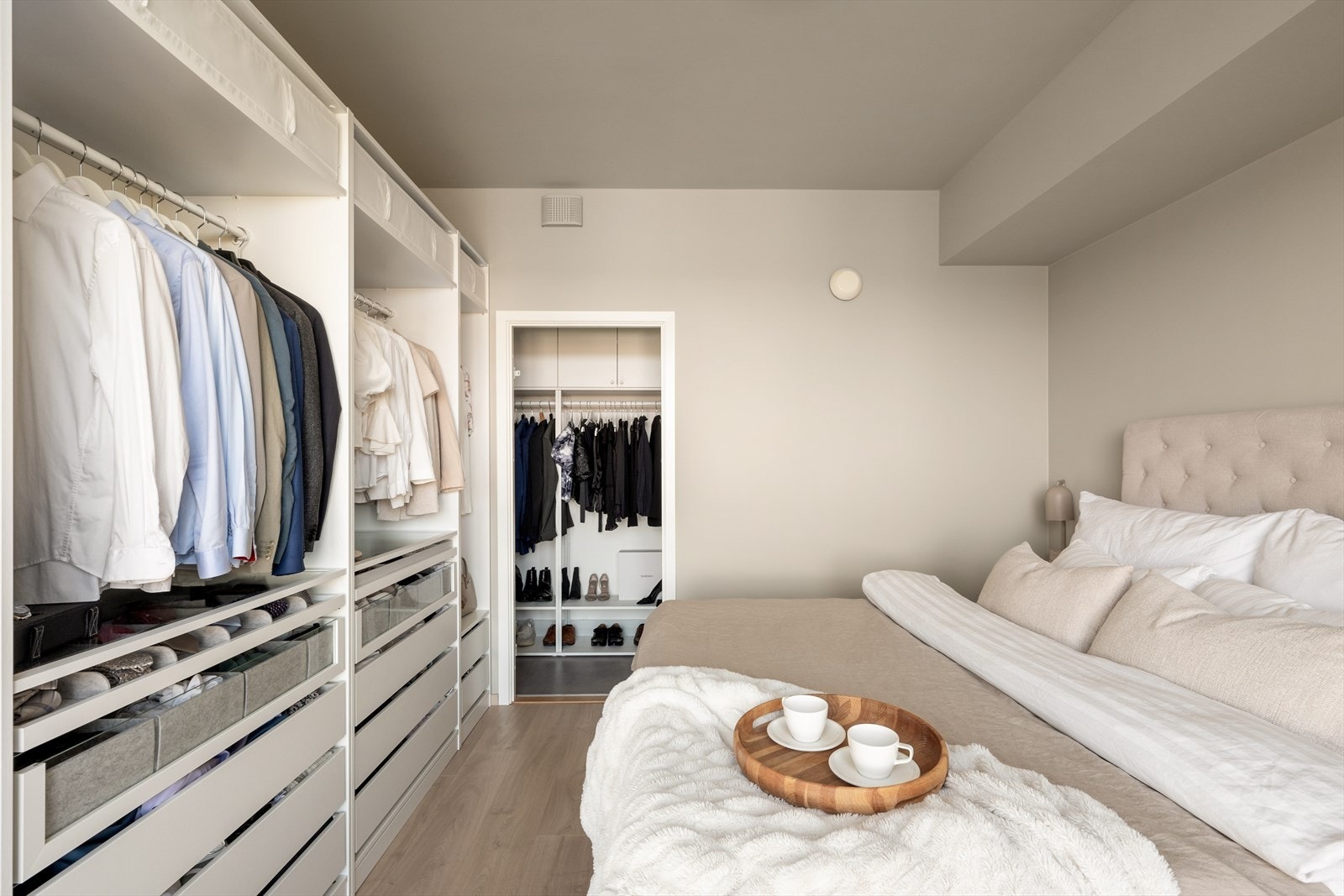 Hovedsoverommet har stor garderobeløsning samt bod som er innredet som "walk-in closet". Galleribilde