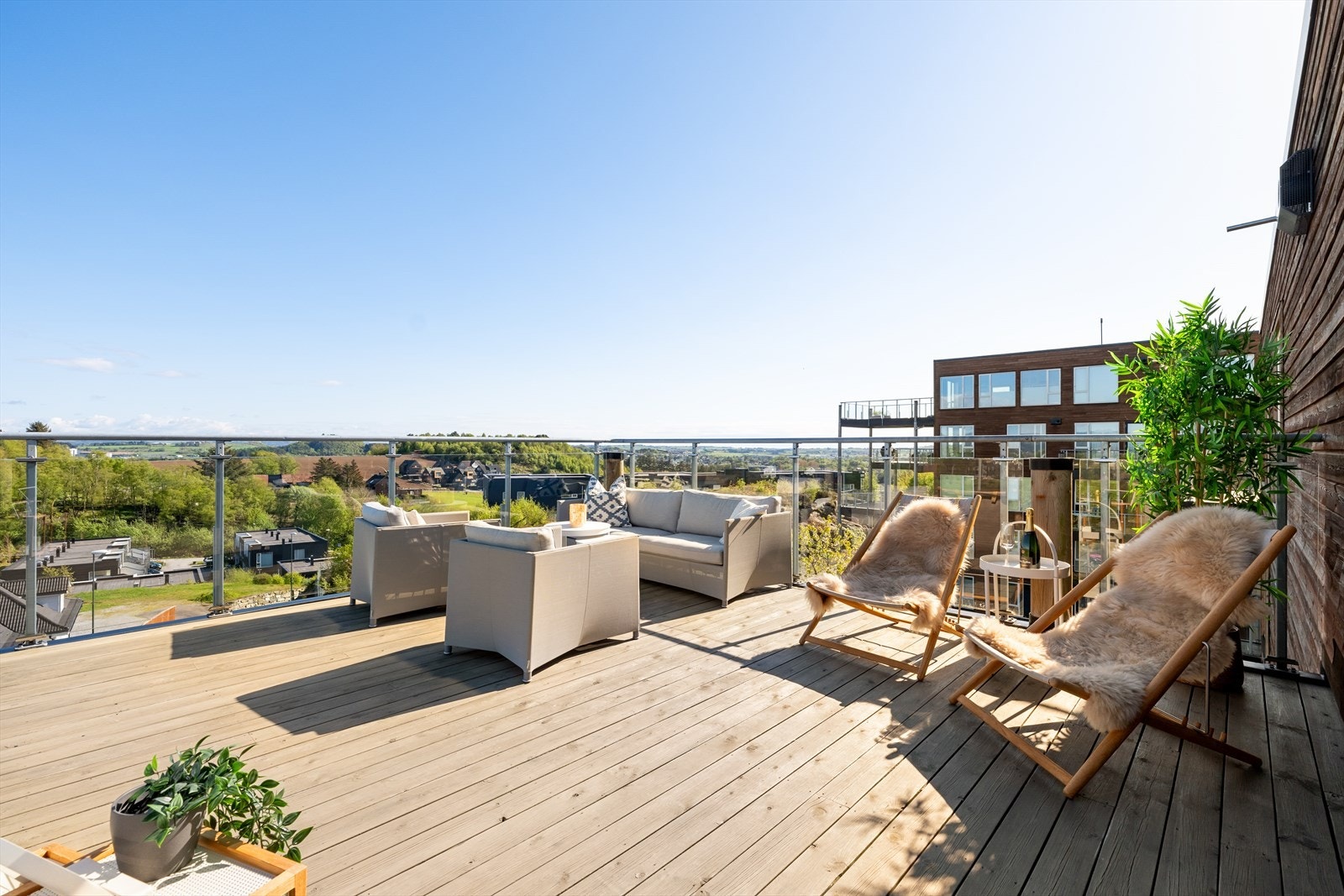 Solrik terrasse - perfekt for avslapning og sosiale sammenkomster. Galleribilde