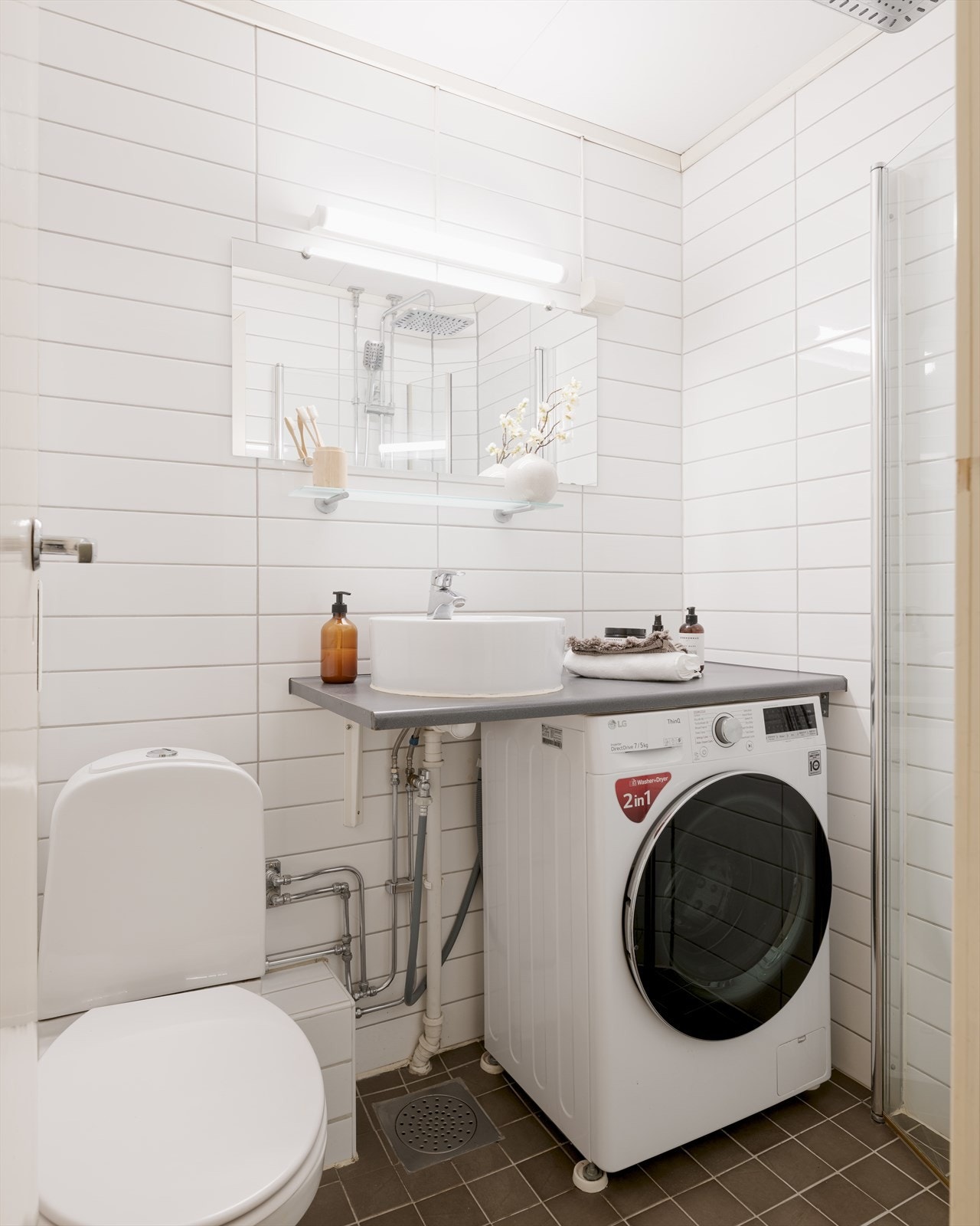 Flislagt bad fra 2006. Vaskemaskinen (vask/tørk) fra LG (2022) medfølger salget Galleribilde
