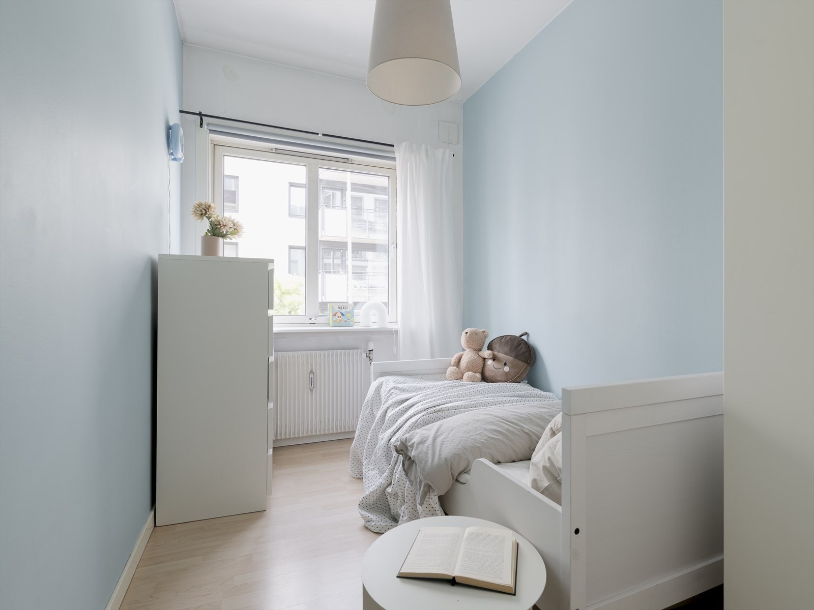 Boligens andre soverom er også av god størrelse og passer perfekt som barnerom, gjesterom eller kontor Galleribilde