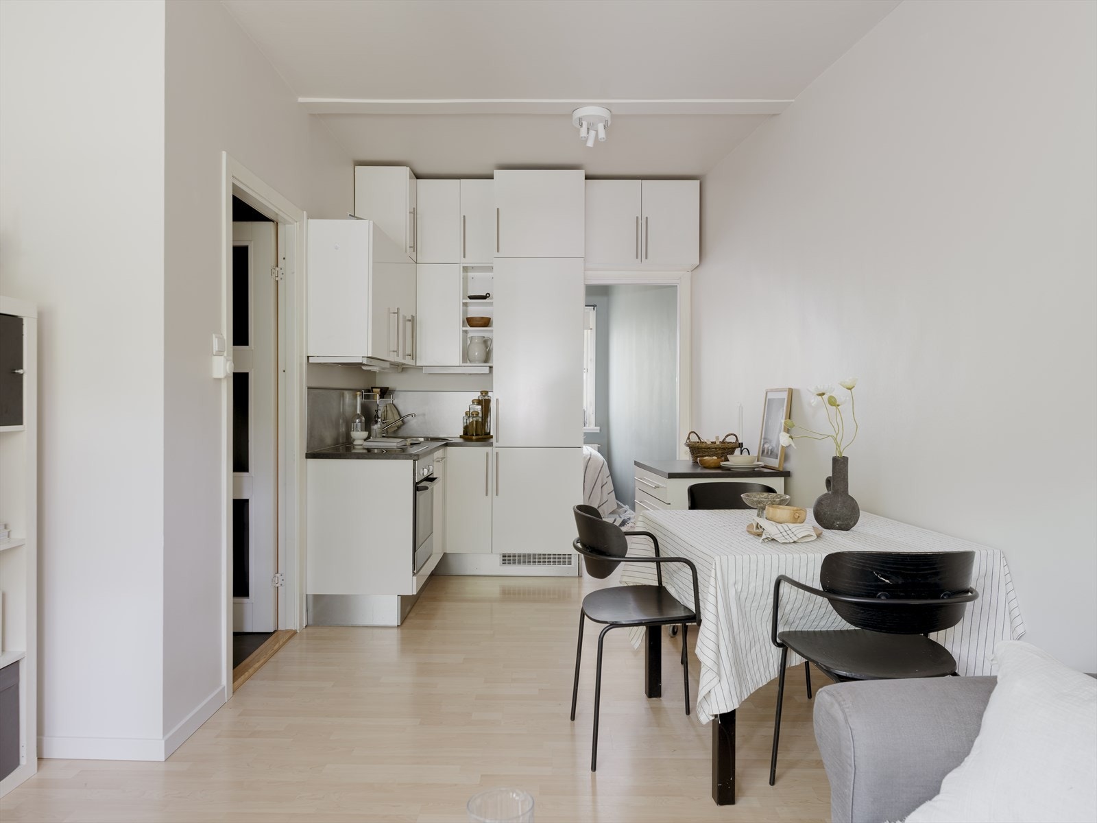 Leiligheten byr på en åpen og sosial kjøkkenløsning til stue. Kjøkkeninnredningen er utstyrt med kjøl/fryseskap, oppvaskmaskin, stekeovn og platetopp. Galleribilde