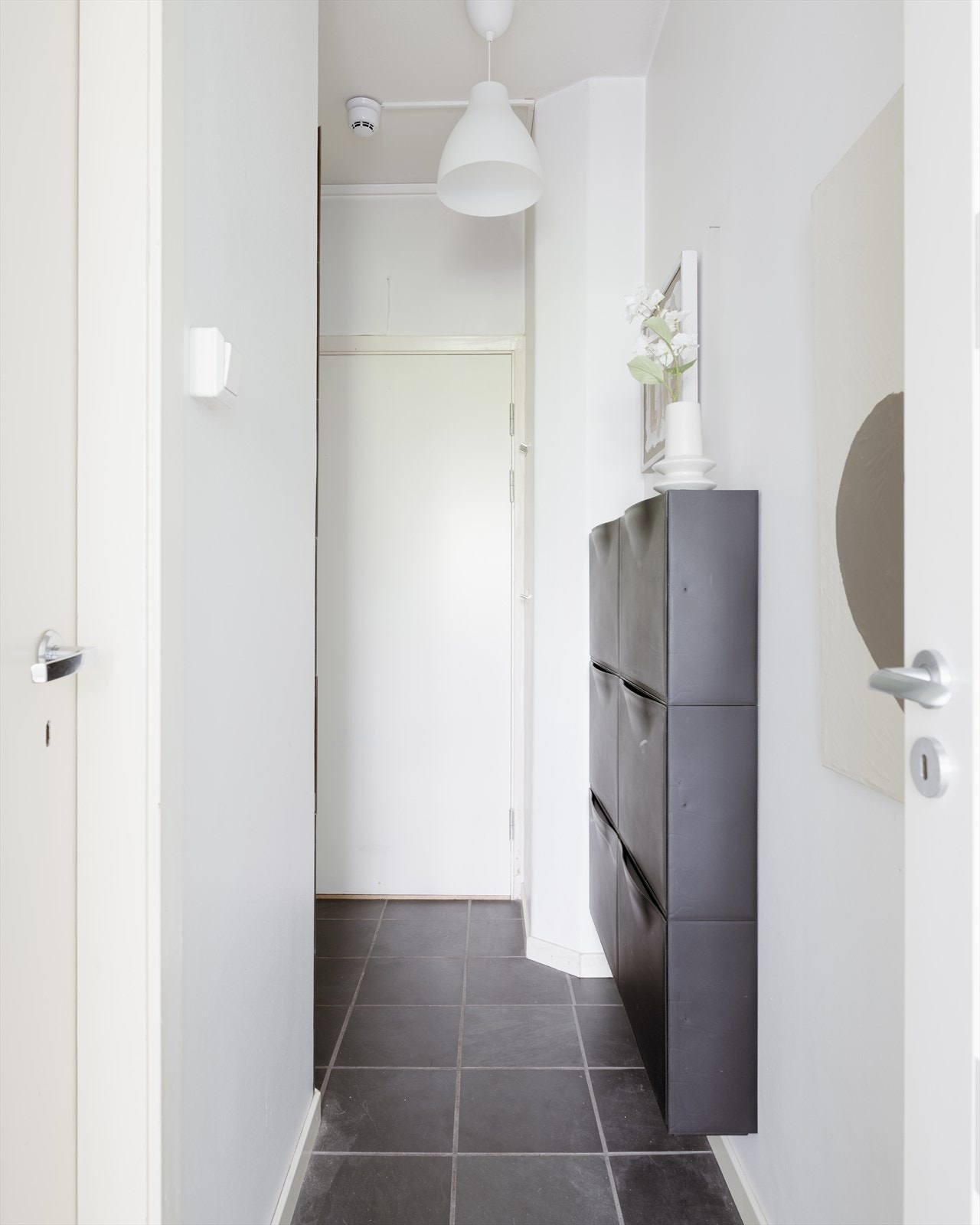 Gangen har fliser på gulv og veggmontert callinganlegg Galleribilde