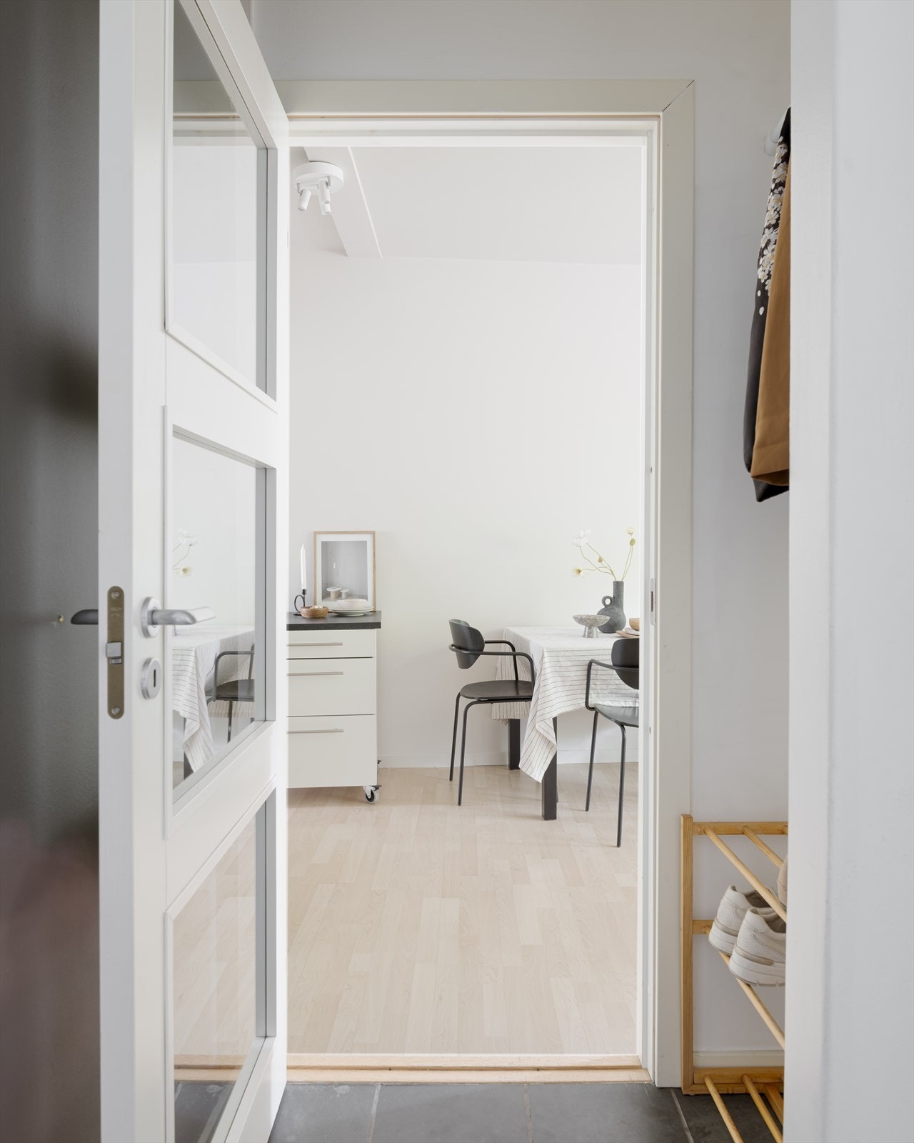 Praktisk glassdør som skjermer barnerommet fra stuen Galleribilde