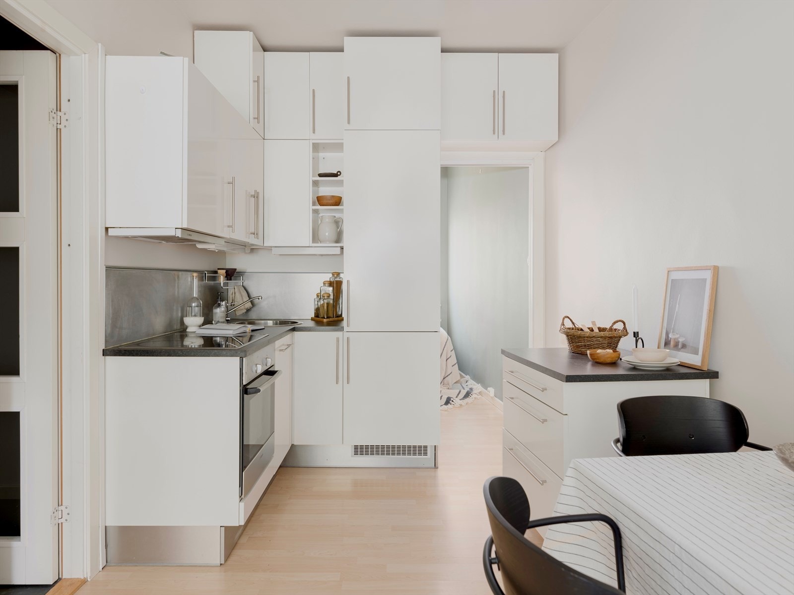 Praktisk kjøkken hvor man har utnyttet den gode takhøyden og montert doble overskap Galleribilde