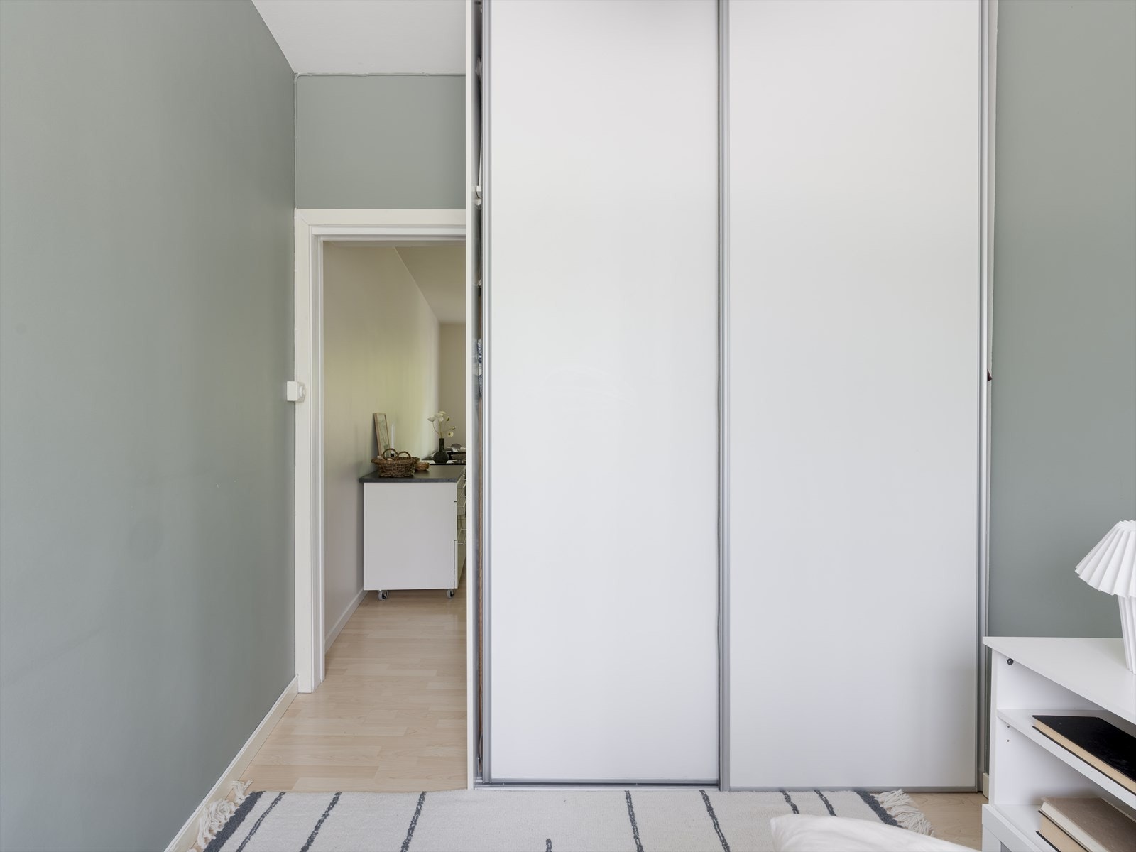 Medfølgende romslig garderobeskap som gir rikelig med oppbevaringsmuligheter Galleribilde