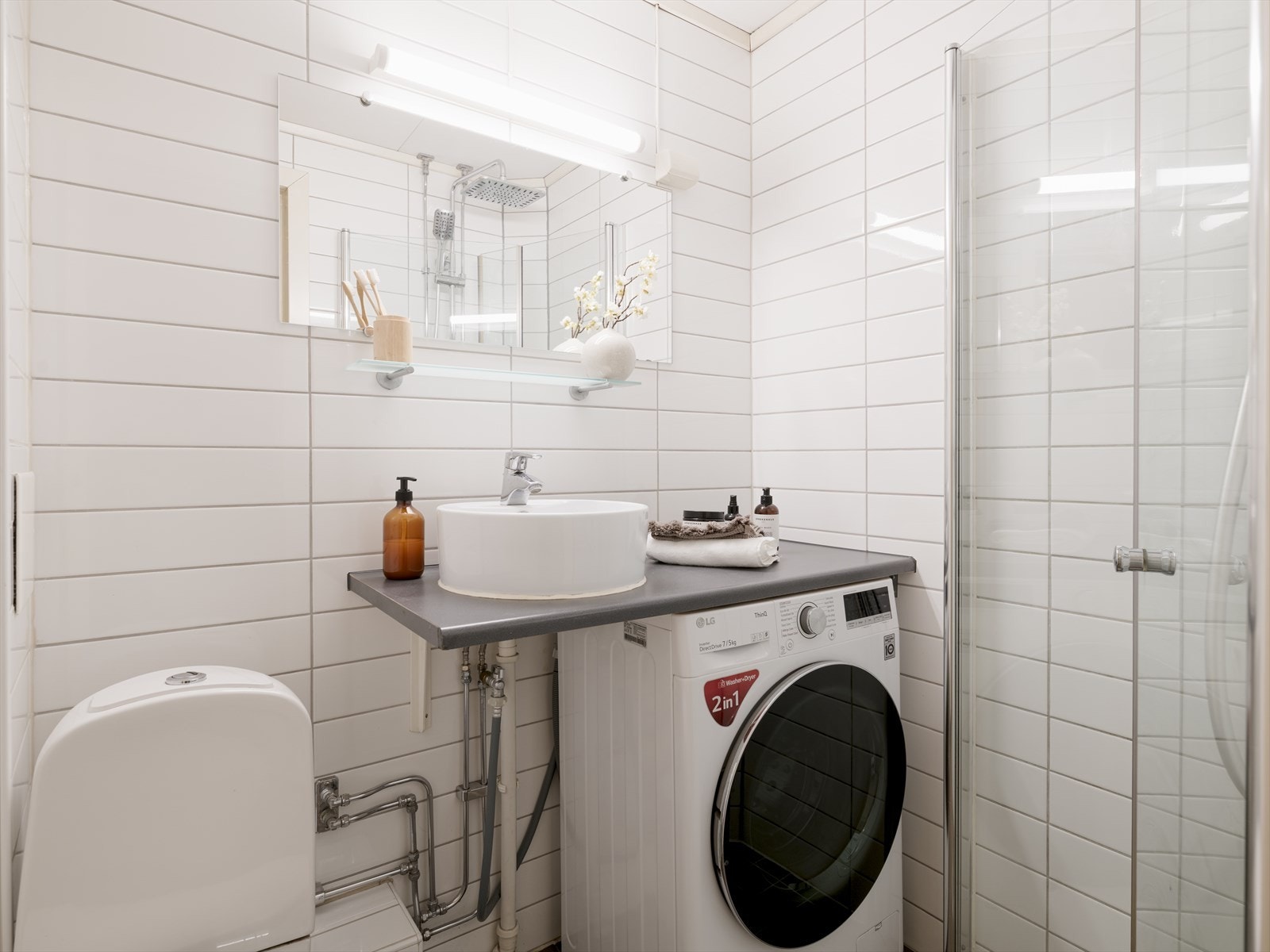 Badet er utstyrt med innfellbare dusjdører, naturlig avtrekk, servant, wc og radiator Galleribilde