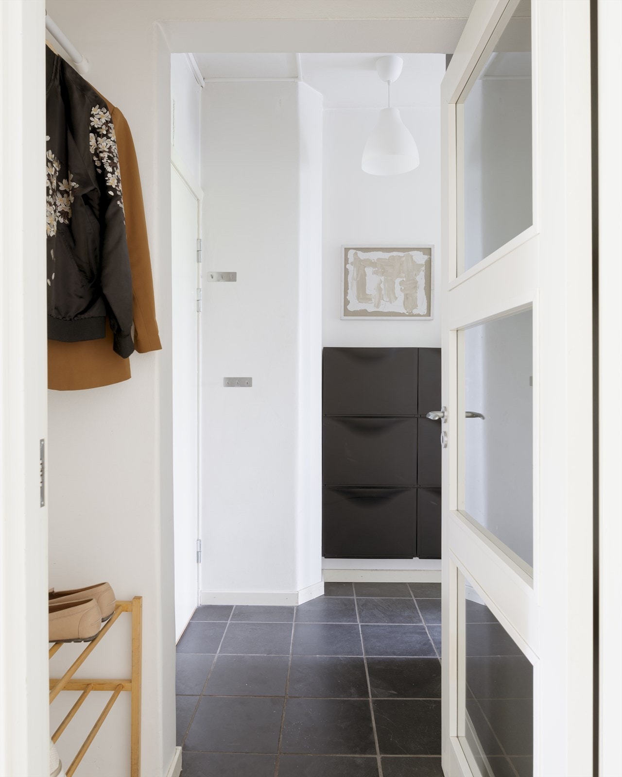 Romslig entré hvor det er god plass til å henge fra seg yttertøy. Fastmontert skoskap for ekstra oppbevaringsmuligheter Galleribilde