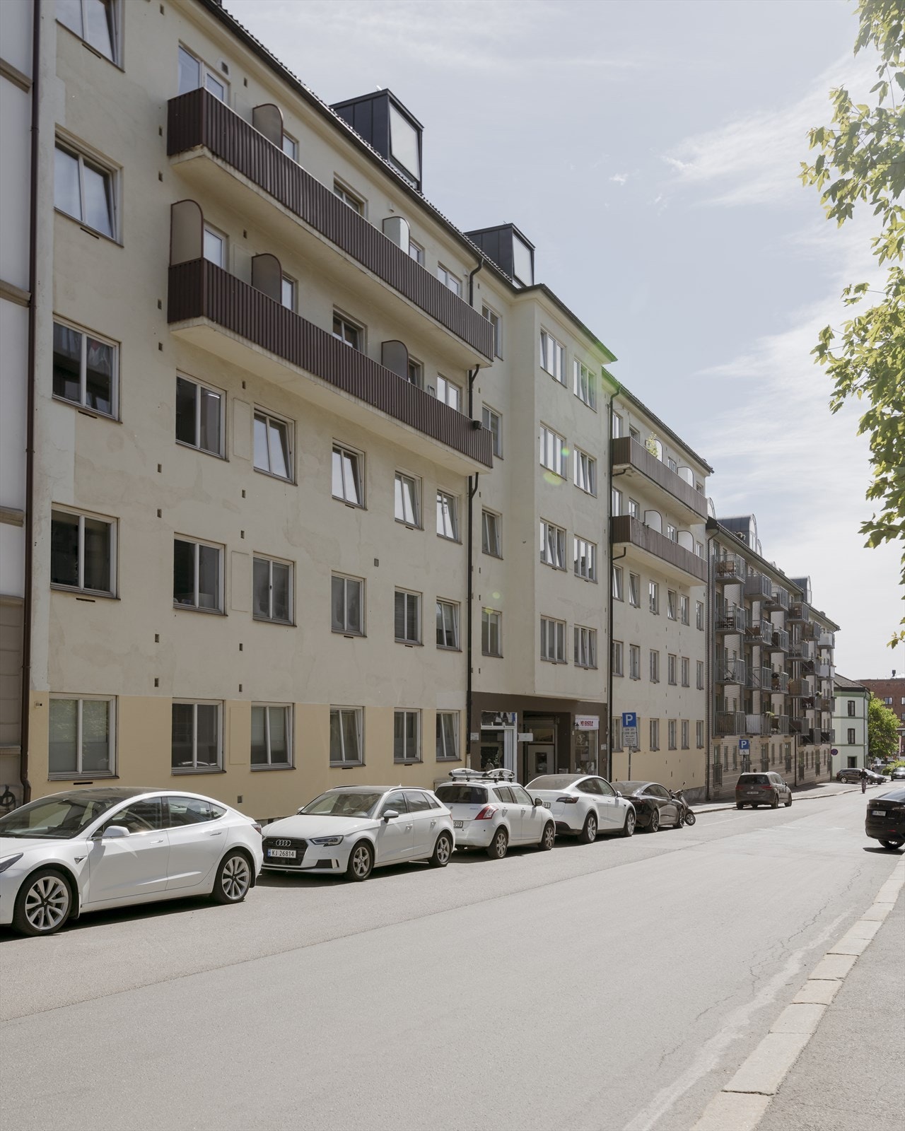 Sandakerveien ligger sentralt til på Torshov. Leiligheten har gangavstand til hyggelige handlegater, kafeer, et variert servicetilbud, samt god offentlig kommunikasjon med buss og trikk Galleribilde