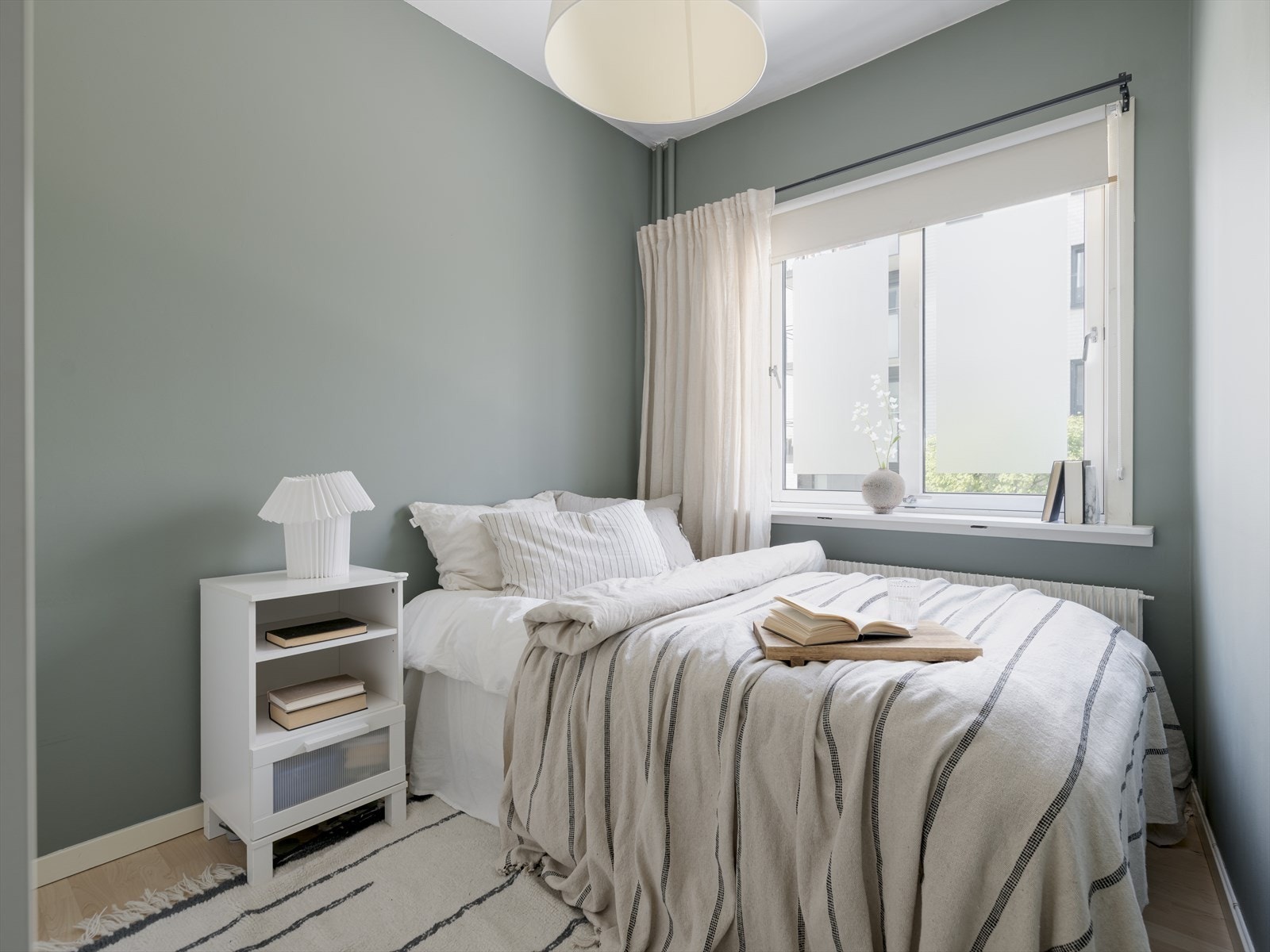 Koselig hovedsoverom hvor det er plass til dobbeltseng med tilhørende møblement Galleribilde