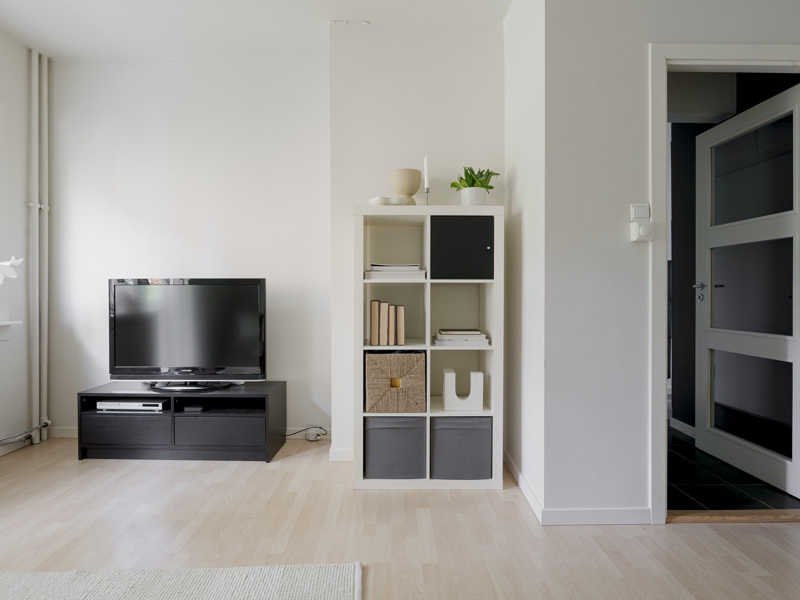 Stuen har plass til sofa, TV-møblement og spisebord Galleribilde