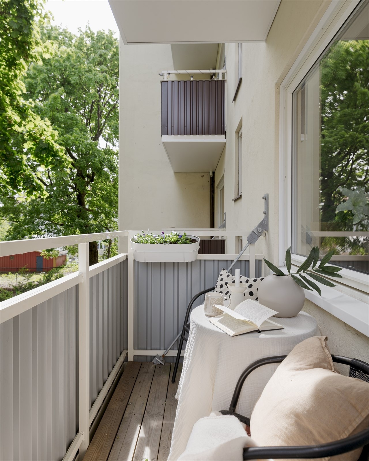 Fra stuen er det direkte utgang til en hyggelig balkong på ca. 4 kvm Galleribilde