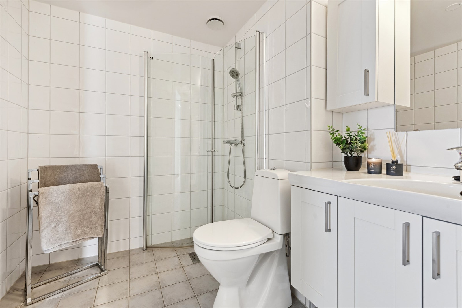 Badet er flislagt og med varmekabler i gulvet Galleribilde