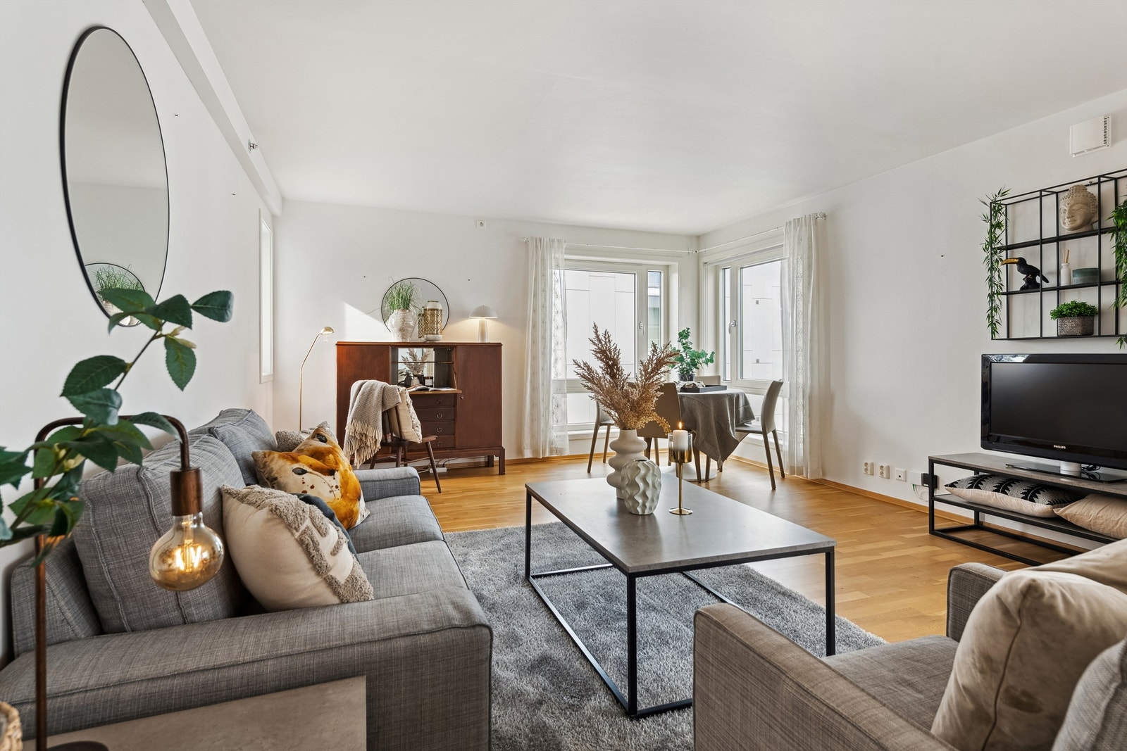 Det er vinduer på 3 sider/vegger av stuen Galleribilde