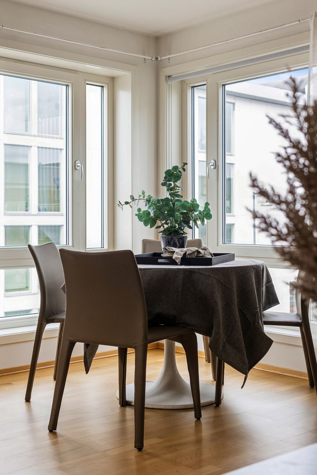 Fra hjørnevinduet er det gløtt over Glomma Galleribilde