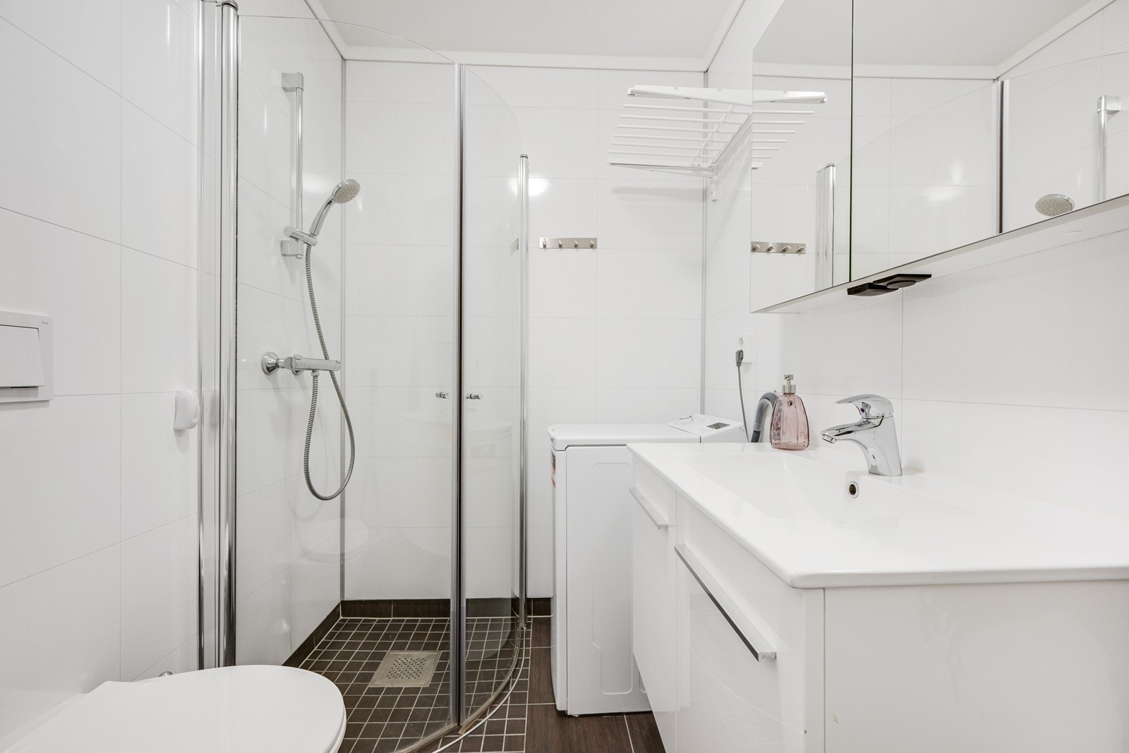 Bad/wc med dusj og opplegg til vaskemaskin. Galleribilde